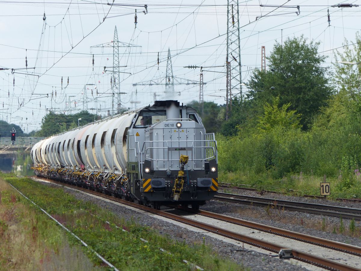 Vossloh Rail Services DE 18 Diesellok 92 80 4185 013-4 Lintorf 13-07-2017.


Vossloh Rail Services DE 18 dieselloc 92 80 4185 013-4 met kalktrein Lintorf 13-07-2017.

