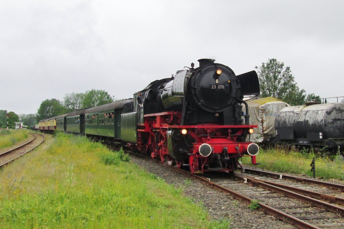 VSM 23 076 treft mit ein ZLSM-Zug am 12 Juli 2014 in Simpelveld ein. 