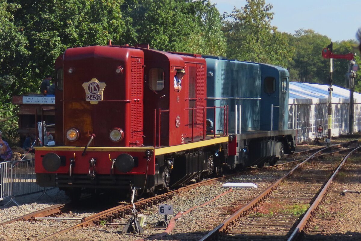 VSM, ex NS 2459 lauft am 7 September 2024 mit der blaue Schwesterlok 2412 um in Loenen während das VSM Dampfspektakel Terug naar Toen  ünd wird von mein Zug fotografiert.