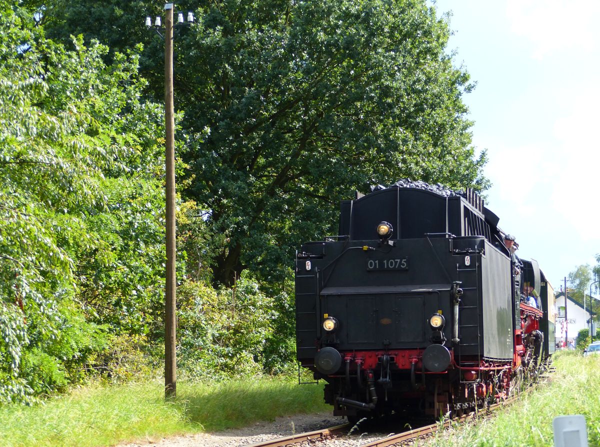 VSM (Veluwse Stoomtrein Maatschappij) Dampflok 01 1075 bei der Abfahrt aus Beekbergen. Danpffest der VSM  Terug naar Toen  Beekbergen, Niederlande 03-09-2017.


VSM (Veluwse Stoomtrein Maatschappij) stoomloc 01 1075 bij vertrek uit Beekbergen. Stoomtreinenfestival van de VSM  Terug naar Toen  Beekbergen 03-09-2017.