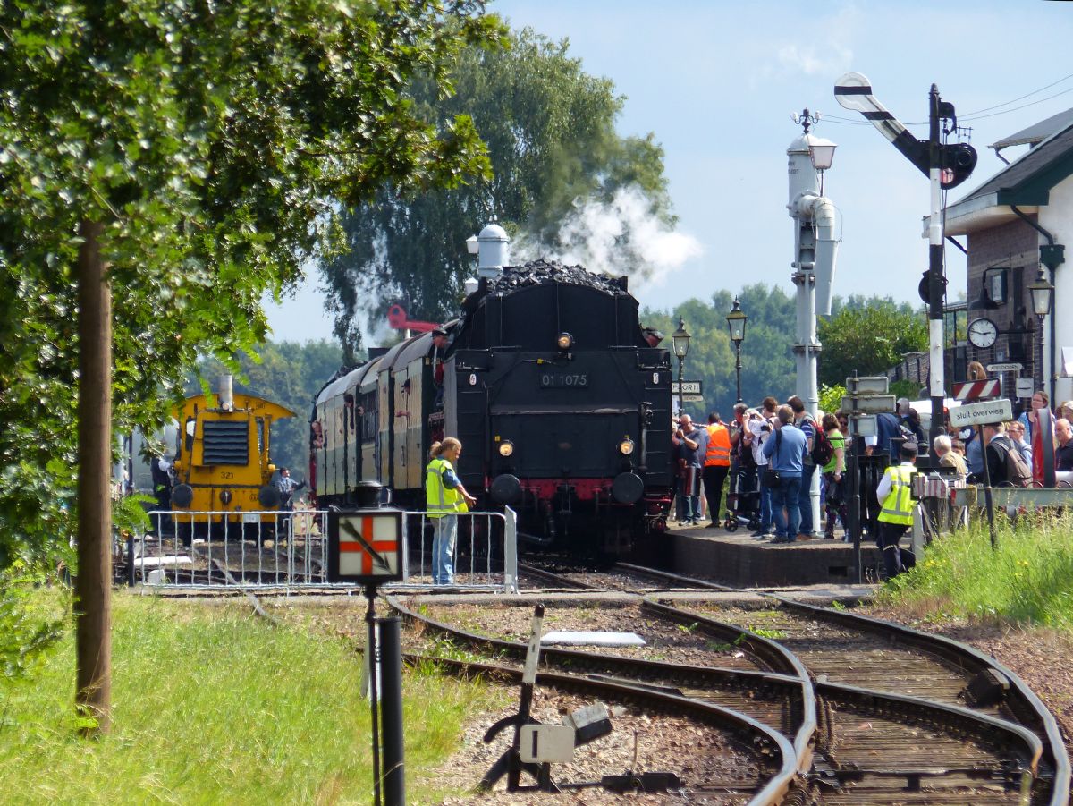 VSM (Veluwse Stoomtrein Maatschappij) Dampflok 01 1075 bei der Abfahrt aus Beekbergen. Danpffest der VSM  Terug naar Toen  Beekbergen, Niederlande 03-09-2017. 

VSM (Veluwse Stoomtrein Maatschappij) stoomloc 01 1075 bij vertrek uit Beekbergen. Stoomtreinenfestival van de VSM  Terug naar Toen  Beekbergen 03-09-2017.