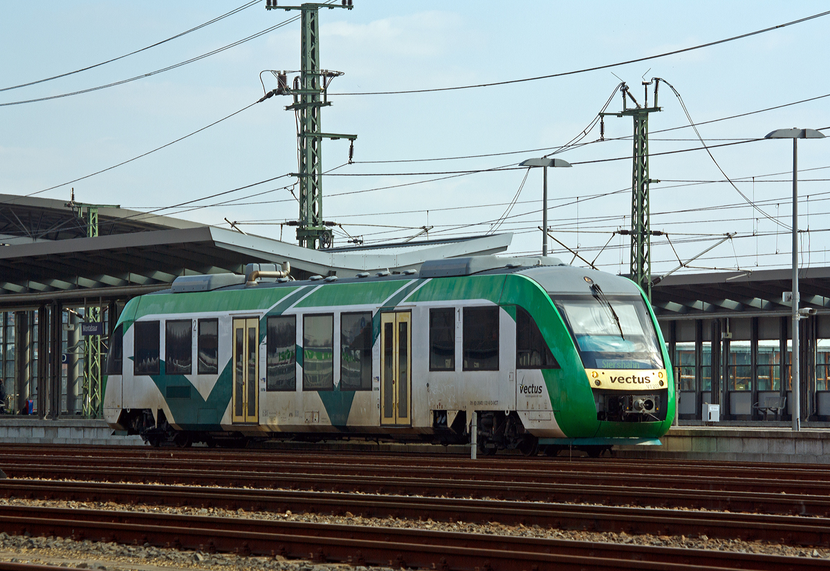 VT 202 (95 80 0640 102-9 D-VCT) der vectus Verkehrsgesellschaft mbH (ein Alstom Coradia LINT 27) am 07.04.2013 beim Halt im Bahnhof Montabaur. 
Er fhrt als RB 29  Unterwesterwaldbah  die Verbindung Limburg (Lahn) - Staffel - Montabaur - Siershahn auf der KBS  629.

Der LINT 27 wurde 2004 bei Alstom unter der Fabriknummer 1187-002 gebaut.