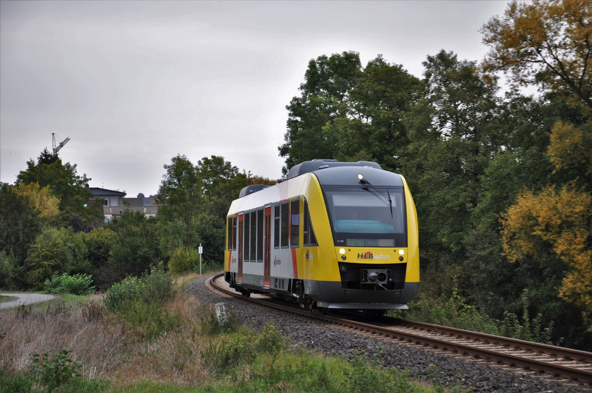 VT 202 der HLB ist am 28.09.2018 als RB90 nach Limburg(Lahn) unterwegs und fährt nun aus Niederhadamar in Richtung Elz. 