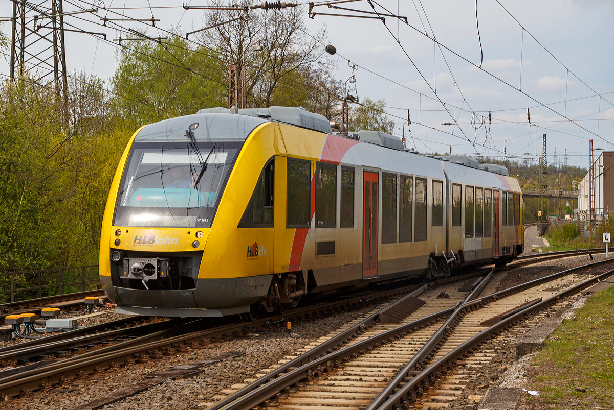 
VT 265 (95 80 0648 165-8 D-HEB /95 80 0648 665-7 D-HEB) der HLB Hessenbahn GmbH (Betreiber der DreiLänderBahn), ein Dieseltriebwagen vom Typ Alstom Coradia LINT 41, erreicht am 02.05.2015, als RB 93  Rothaarbahn (Bad Berleburg - Kreuztal - Siegen Hbf), den Bahnhof Kreuztal. 
Hier wechselt er gerade, kurz vor der Einfahrt, von der KBS 443 (Rothaarbahn) auf die KBS 440 (Ruhr-Sieg-Strecke). Einen freundlichen Gruß an den freundlichen Lokführer zurück.