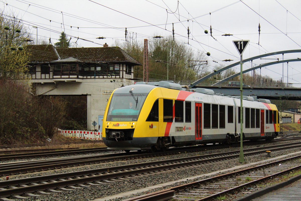 VT 266.2 (95 80 0648 555-5 D-HEB) der Hessischen Landesbahn (HLB) fährt vorbei am Stellwerk  Kf  Kreuztal-Fahrdienstleiter und erreicht kurz später als RB 93 nach Bad Berleburg (über: Siegen - Kreuztal - Hilchenbach - Erntebrück) den Bahnhof Kreuztal (19.03.2017)