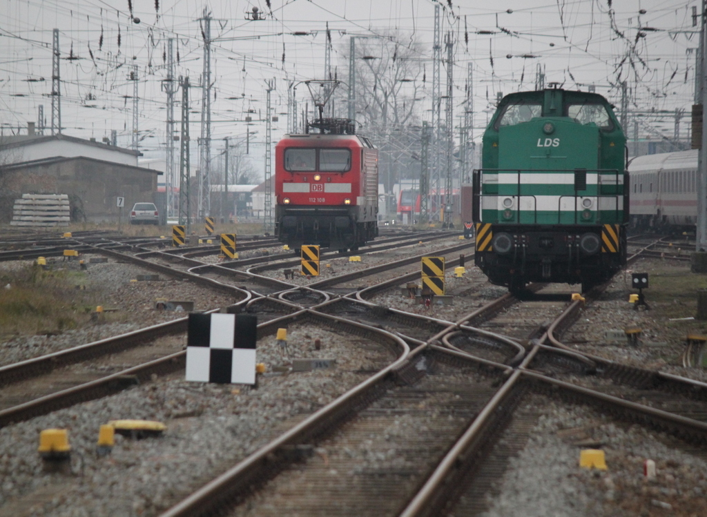 w�hrend 112 108-6( Genau Ihre Richtung )im Rostocker Hbf spazieren fuhr stand  LDS 203 127-6 rum.