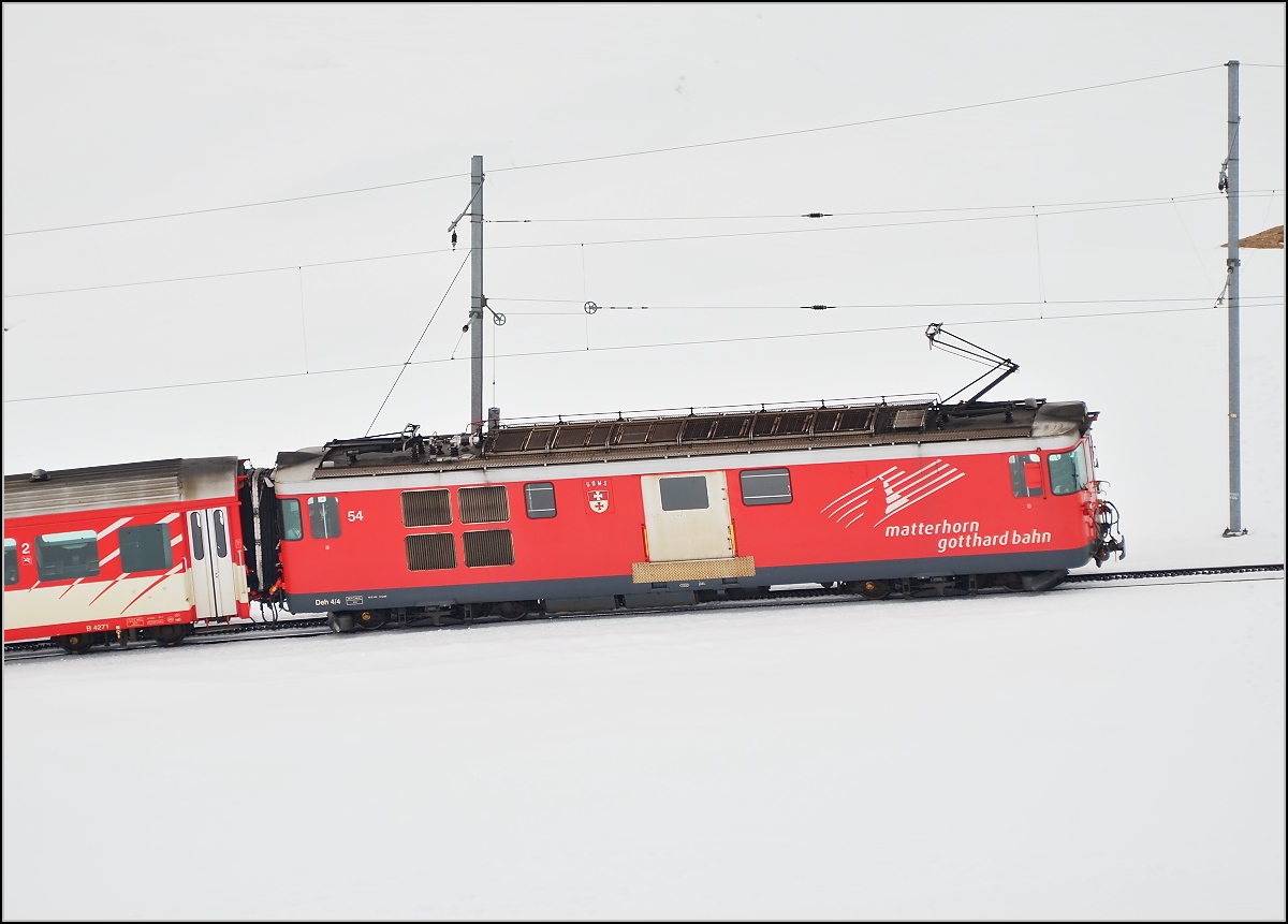 Während 1300 m tiefer im Gotthardtunnel neuerdings mit 200 Sachen geheizt wird, geht das Leben oben auf dem Berg unverändert in einer völlig anderen Geschwindigkeit weiter. 9 Minuten für Luftlinie 1,5 km Luftlinie, wenn man den Höhenunterschied mittels Pythargorassatz einrechnet, das langt gerade mal für 10 km/h. Deh 4/4 54  Goms  auf den letzten Metern nach Nätschen. März 2012.