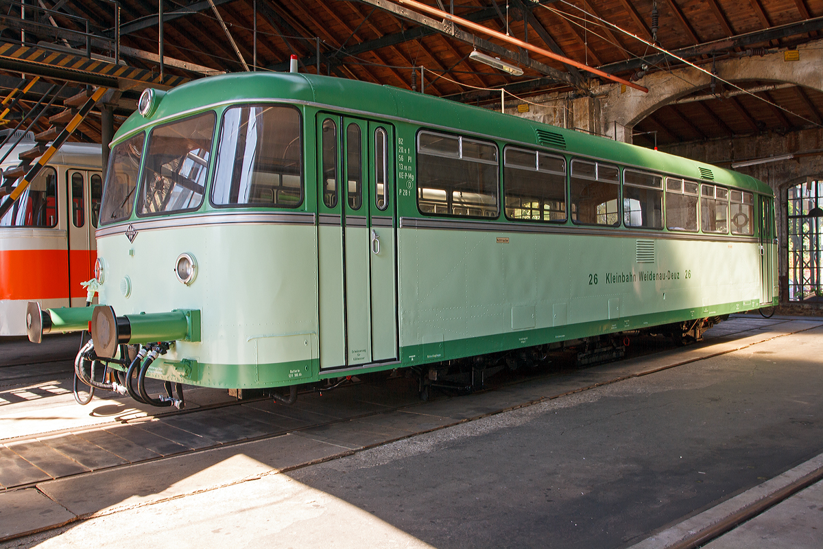 
Während Armin in frontal fotografierte, habe ich ihn seitlich fotografiert...

Ein Uerdinger-Schienenbus in der Farbgebung der Kleinbahn Weidenau-Deuz als KWD VT 26, hier am 30.08.2015 im Lokschuppen von dem Südwestfälisches Eisenbahnmuseum in Siegen

Es ist aber nicht das Original, denn dies wäre ein VT 95 – BR 795 (und nicht ein VT 98 – BR 796 / BR 798). 

Das Original wurde 1956 von der Waggonfabrik Uerdingen unter der Fabriknummer 62482 gebaut und bei der Kleinbahn Weidenau - Deuz in Betrieb als VT 26 genommen. Dort fuhr er bis zur Stilllegung des Personenverkehrs der Kleinbahn Weidenau - Deuz 1968 und wurde an die AKN - Altona - Kaltenkirchen - Neumünster Eisenbahn AG verkauft, wo er noch in KWD-Lackierung als VT 2.23 bis zur Verschrottung 1978 fuhr.