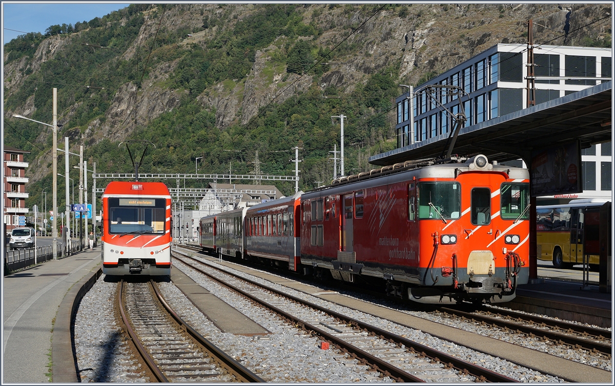 Während dein MGB Deh 4/4 mit seinem Pendelzug Brig in Richtung Visp verlässt, wartet auf eine anderen Gleis ein  Komet  aus einen neuen Einsatz. 

19. August 2020   