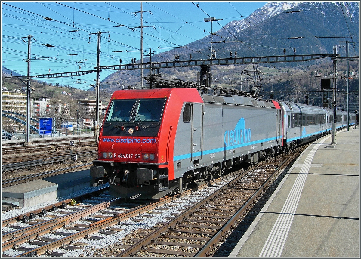 Whrend der Glanzzeit von  Cisalpino  bespannten einige gemietete SBB Cargo Re 484 die EC Zge durchgehend von Milano bis Bern bzw. Genve und trugen so viel zur Fahrplanstabilitt bei, die dann durch die ETR 470 und 610 wieder verspielt wurde.
Hier verlsst die SBB Re 484 017 mit einem EC nach Basel den Bahnhof von Brig.
