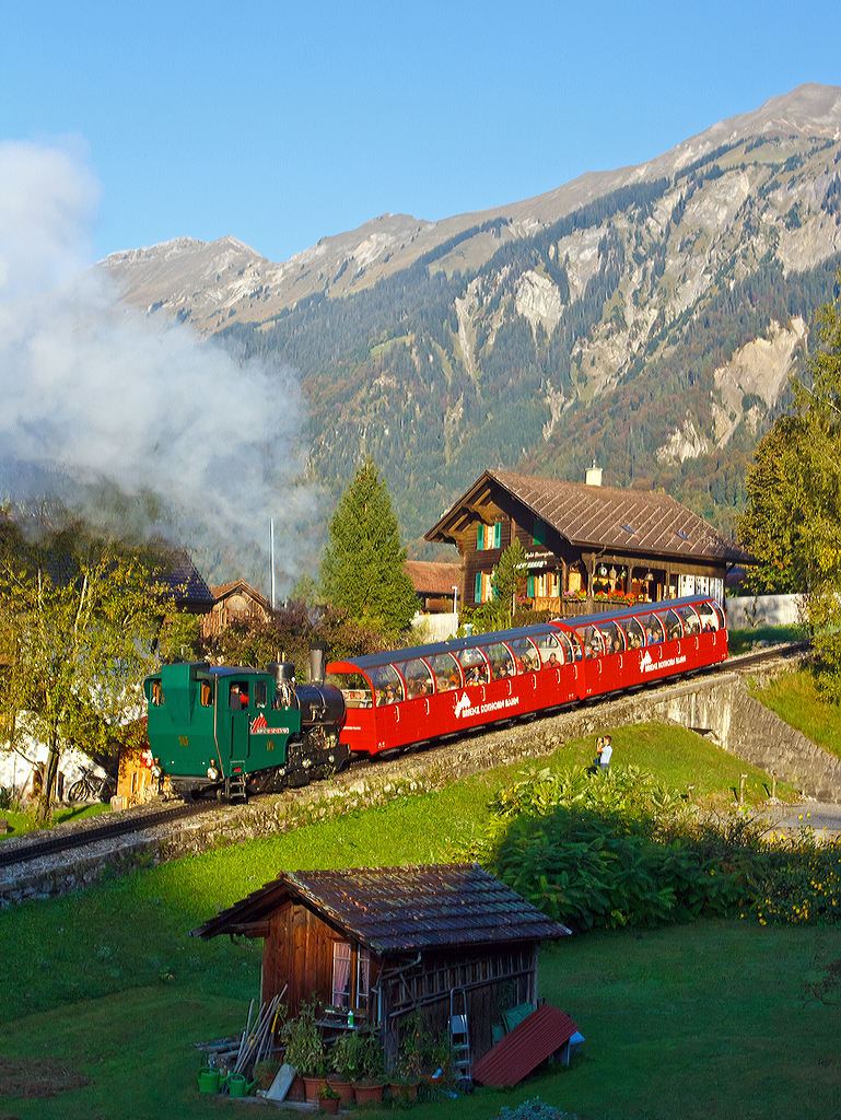 
Während Heinz sie von nah aufnimmt, mache ich es aus der Ferne...
Die Heizöl befeuerte H 2/3 Zahnraddampflok 16 der BRB fährt am 02.10.2011 von Brienz zum Rothorn (2244 m ü. M.) hinauf. 