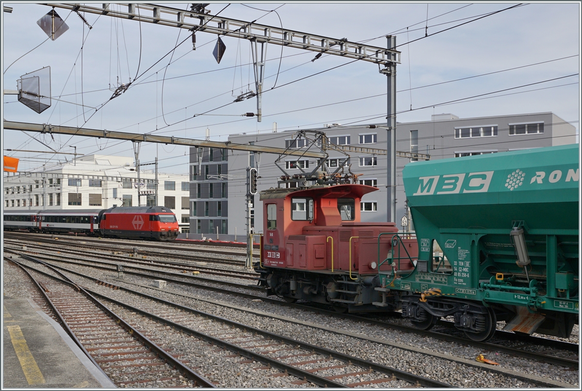 Whrend im Hintergrund eine SBB Re 460 mit einen EW IV Zug in Morges eintrifft, rangiert im Vordergrund die BAM MBC Te III 155 den Kieszug Apples - Gland - Apples.

18. Okt. 2021