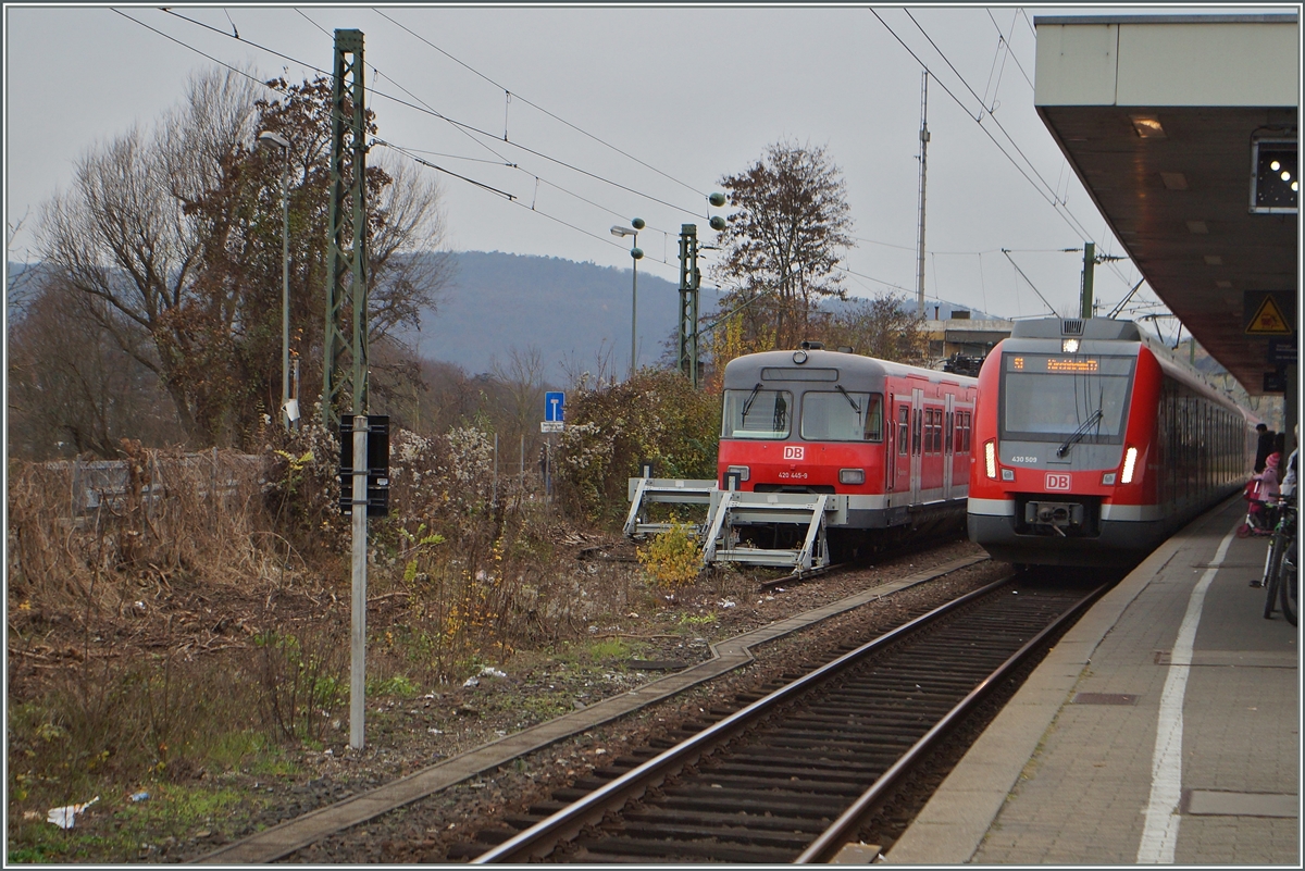 Während die neue S-Bahn BR den Betrieb mehr und mehr dominiert, stehen die alten ET 420 zahlreich auf dem Abstellgleis.
420 445-9 und 430 509 in Esslignen am Neckar.
29. Nov. 2014