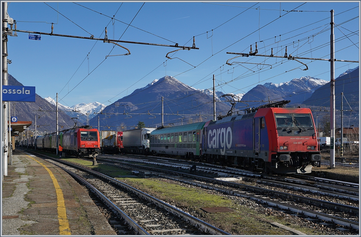 Während die SBB Re484 007 mit ihrer RoLa Domodossola Richtung Novara verlässt, ist die Re 484 011 noch mit Rangieraufgaben für  ihre  RoLa beschäftigt.
11. März 2017