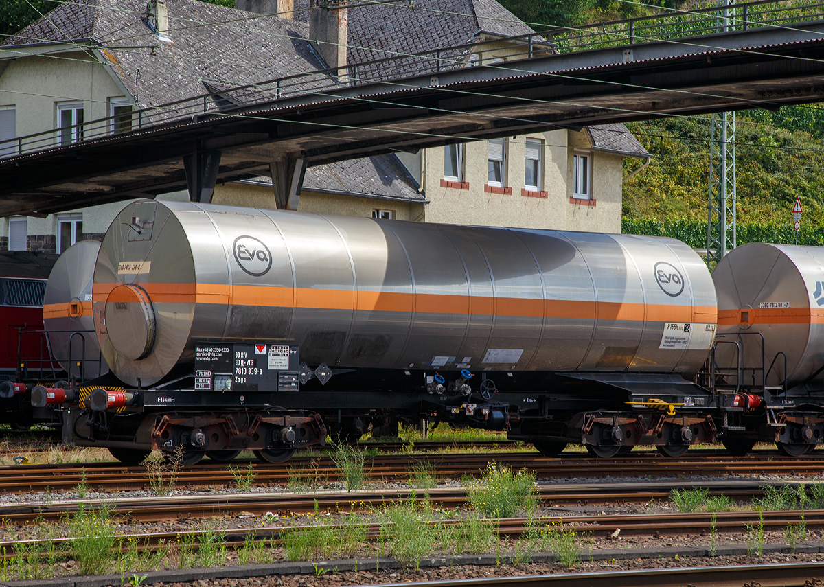 Wrmeisolierter 70m-Drehgestell-Druckgaskesselwagen fr Chemische Gase, der Gattung Zags, 33 80 7813 339-8 D-VTG, der VTG AG, ex EVA (Eisenbahn-Verkehrsmittel AG), abgestellt am 30.07.2017 in Linz am Rhein. Das Ladegut das Wagens ist Ethylenoxid mit Stickstoff (verflssigtes Gas, entzndbar und giftig), bis zu einem hchstzulssigen Gesamtdruck von 1 MPa (10 bar) bei 50 C, hier jedoch leer da kein Gefahrguttafel (1040/263) angebracht ist.

TECHNISCHE DATEN (gem. Anschriften) :
Spurweite: 1.435 mm
Achsanzahl: 4 (in 2 Drehgestelle)
Lnge ber Puffer: 14.400 mm
Drehzapfenabstand: 9.360
Achsabstand im Drehgestell: 1.800 mm
Laufraddurchmesser:  720  mm (neu) 
Eigengewicht: 26.250 kg
Tankinhalt: 70.220 l 
Max. Ladegewicht: 53,7 t (ab Streckenklasse C)
Zul. Radsatzlast: 20,0 t
Hchstgeschwindigkeit: 100 km/h (beladen) / 120 km/h (leer)
Verwendungsfhigkeit: RIV
Bremse: KE-GP
Tankwerkstoff: Edelstahl (1.4318)
Wrmeisolierung: 100 mm Mineralwollfilz, Isolierabdeckung aus Edelstahl 
Besonderheit: Crashpuffer
Tankcode:  P15BH / Sondervorschrift TE 22
P =Tank fr verflssigte oder unter Druck gelste Gase
15= Mindestberechnungsdruck 15 bar
B = Tank mit Bodenffnungen mit 3 Verschlssen fr das Befllen oder Entleeren 
H = luftdicht verschlossener Tank
Betriebsdruck: max. 10,0 bar

Gem der Sondervorschrift TE 22 RID mssen Kesselwagen fr flssige Stoffe und Gase sowie Batteriewagen bei einem Auflaufsto oder Unfall eine Energie in Hhe von mindestens 800 kJ je Wagenende durch elastische oder plastische Verformung definierter Bauteile des Untergestells oder hnlicher Verfahren (z.B. von Crashelementen) aufnehmen knnen. 
Der Energieverzehr durch plastische Verformung darf erst bei Bedingungen erfolgen, die auerhalb des Rahmens des normalen Eisenbahnbetriebs (Auflaufgeschwindigkeit ist grer 12 km/h) liegen. 
Bei der Energieaufnahme/dem Energieverzehr bis hchstens 800 kJ je Wagenende darf es zu keiner Krafteinleitung in den Tankkrper kommen, die zu einer plastischen Verformung des Tankkrpers fhren kann.
