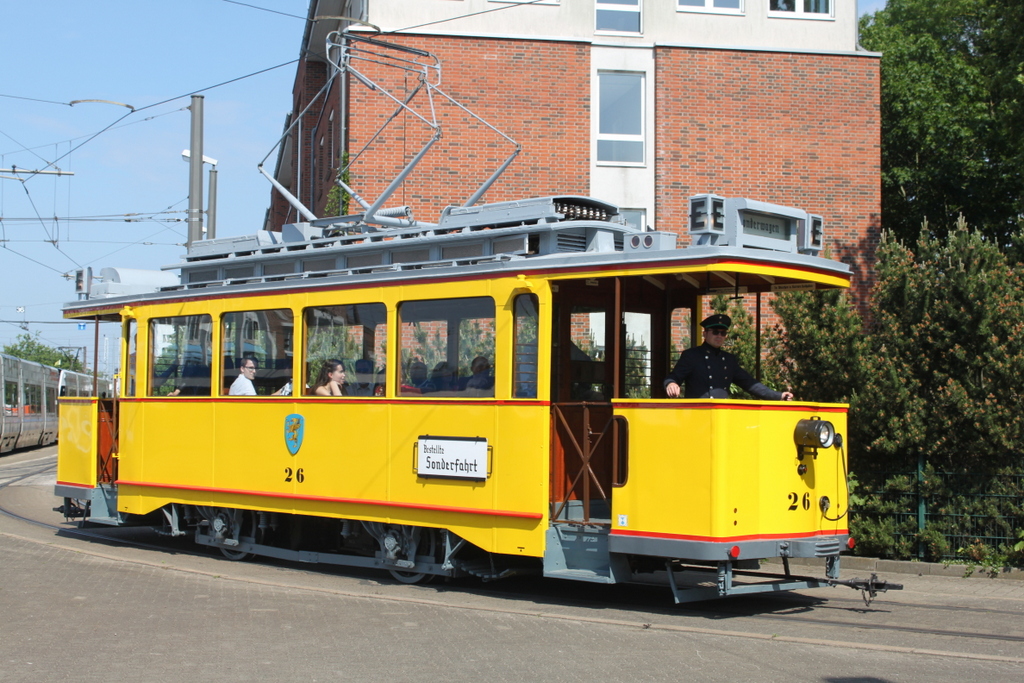 Wagen 26 aus dem Baujahr 1926 wärend einer privaten Sonderfahrt bei der Ausfahrt vom Betriebshof der Rostocker Straßenbahn AG.01.06.2019