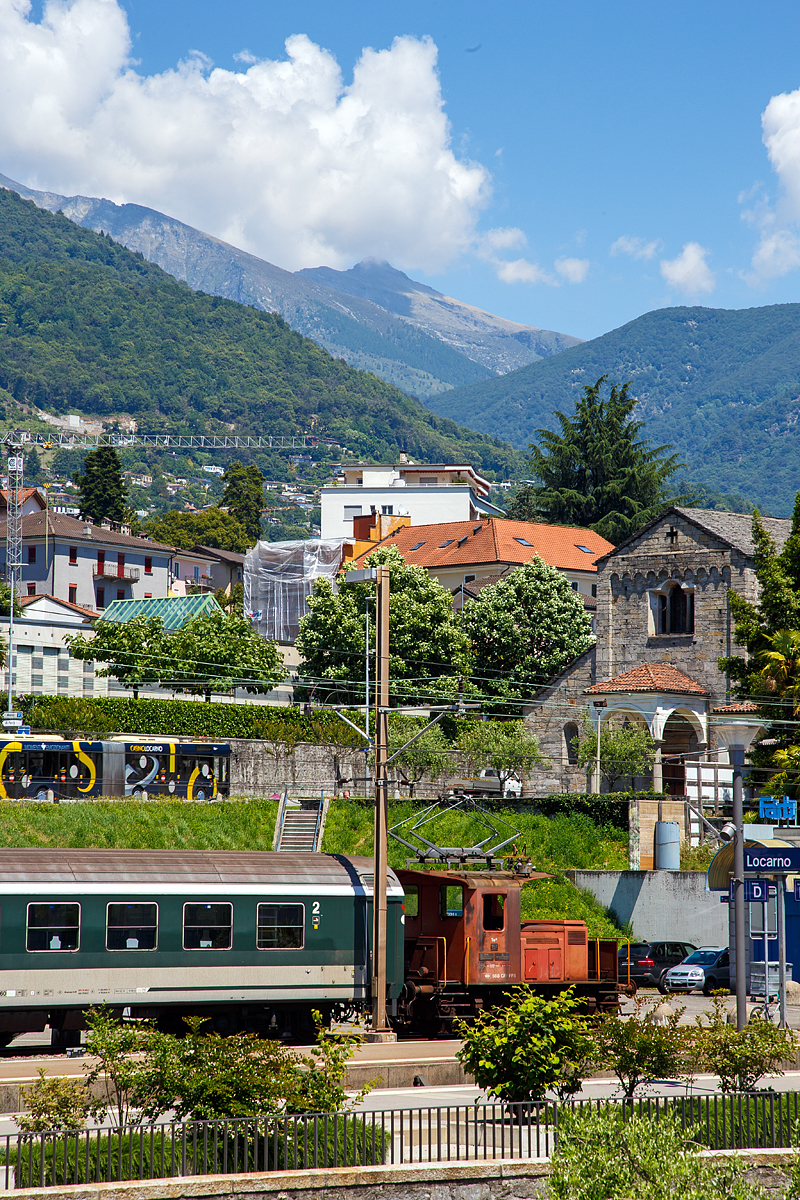 
Warum soll man für den Seeblick (auf den Lago Maggiore) gleich das Doppelte zahlen, wenn man eine solche Aussicht vom Hotelzimmer (Balkon) haben kann....
Blick von unserem Balkon des Hotelzimmers auf den Bahnhof Locarno am 22.06.2016. Hier steht gerade der SBB Rangiertraktor Te III 157 (97 85 3213 157 CH-SBB) mit einigen IC-Wagen.
