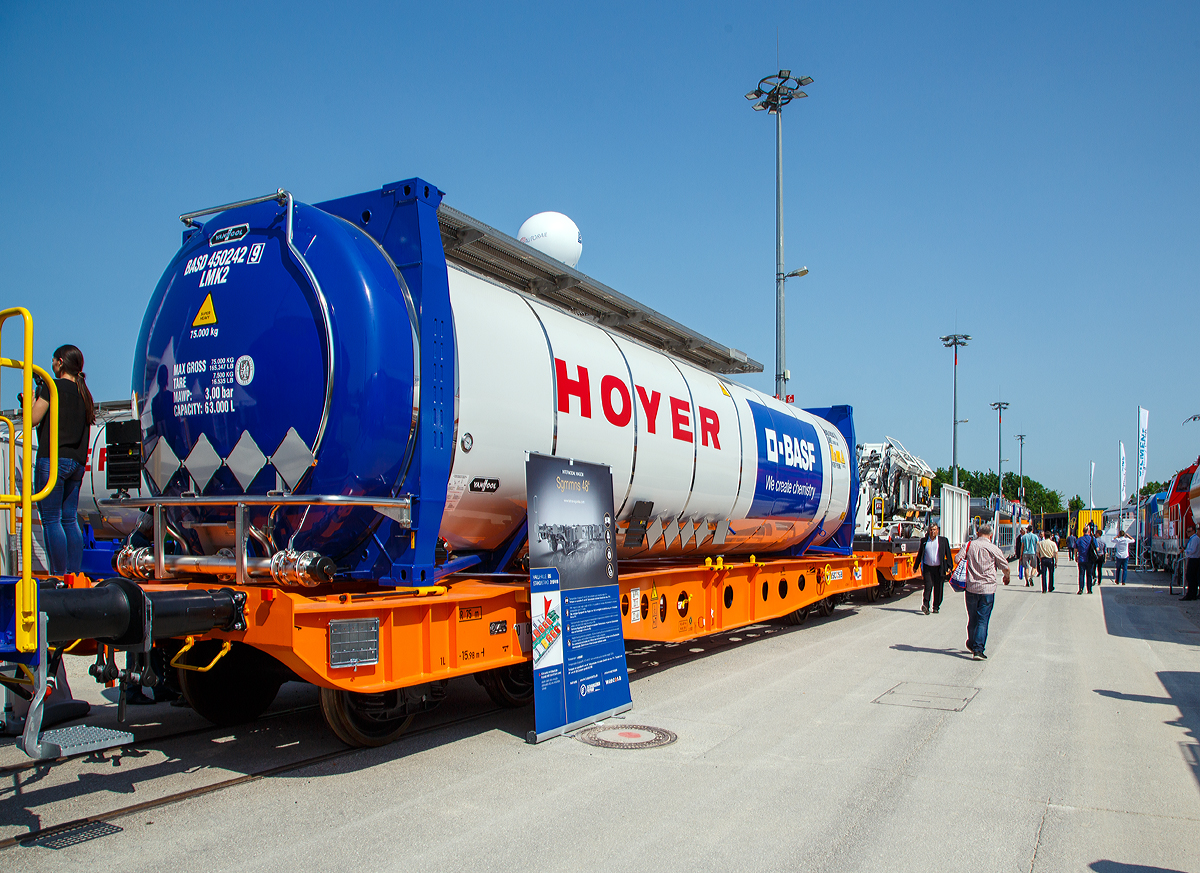 
Wascosa 4-achsiger Containertragwagen der Gattung Sgmmns 48‘, fr den Transport von intermodalen Ladeeinheiten und des Wascosa flex freight systems (Wechselaufbauten) wurde, noch ohne UIC-Nr. , auf der Messe “transport logistic 2019“ in Mnchen (hier 05.06.2019) prsentiert.

Gebaut wurde der Wagen vom slowakischen Gterwagenhersteller Tatravagnka in Poprad

TECHNISCHE DATEN:
Spurweite: 1.435 mm
Lnge ber Puffer: 15.980 mm
Drehzapfenabstand: 10.185 mm
Radsatzstand in den Drehgestellen: 1.800 mm
Ladelnge: 14.650 mm
Hhe der Ladeebene fr Container ber S.O.: 1.105 mm
Drehgestell: Y25Ls-K
Raddurchmesser: 920 mm (neu) / 860 mm (abgenutzt
Durchschnittl. Eigengewicht: 16 t
Max. Zuladung bei Lastgrenze S: 74 t (ab Streckenklasse D)
Max. Geschwindigkeit: 100 km/h (leer 120 km/h)
Max. Radsatzlast: 22,5 t
Druckluftbremse: Knorr KE-GP-A (K)
Kleinster bef. Gleisbogenradius: 150 m (im Zugverband) / 75 m der Einzelwagen
Intern. Verwendungsfhigkeit: TEN
