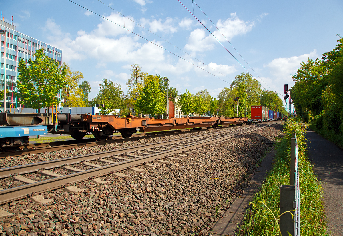 WASCOSA AG Doppeltaschenwagen Typ T3000es in Gelenkbauart (sechsachsiger Gelenk-Taschenwagen) 33 85 4956 190-4 CH-WASCO der Gattung Sdggmrss, fr den Transport von Sattelanhnger, Grocontainer und Wechselbehlter  in verschiedenen Lngen (20′ bis 45′), am 30.04.2019 im Zugverband bei der Durchfahrt in Bonn-Gronau (nhe dem Bf Bonn UN Campus).

TECHNISCHE DATEN:
Spurweite: 1.435 mm
Eigengewicht: ca. 35 t
Max. Radsatzlast S/SS: 22,5 t / 20 t
Max. Ladegewicht S/SS: 100 t / 85 t
Max. Geschwindigkeit bei Radsatzlast 20 t/22,5 t: 120/100 km/h
Lnge ber Puffer: 34.200 mm
Drehzapfenabstand: 2 x 14.200 mm
Radsatzstand in den Drehgestellen: 1.800 mm
Ladelnge: 2 x 16.185 mm
Drehgestelltyp: 1 x Y25Ls(s)i1f und 2 x Y25Lssi1-K (niedrige Bauart)
Raddurchmesser: 920 mm (neu) / 860 mm (abgenutzt)