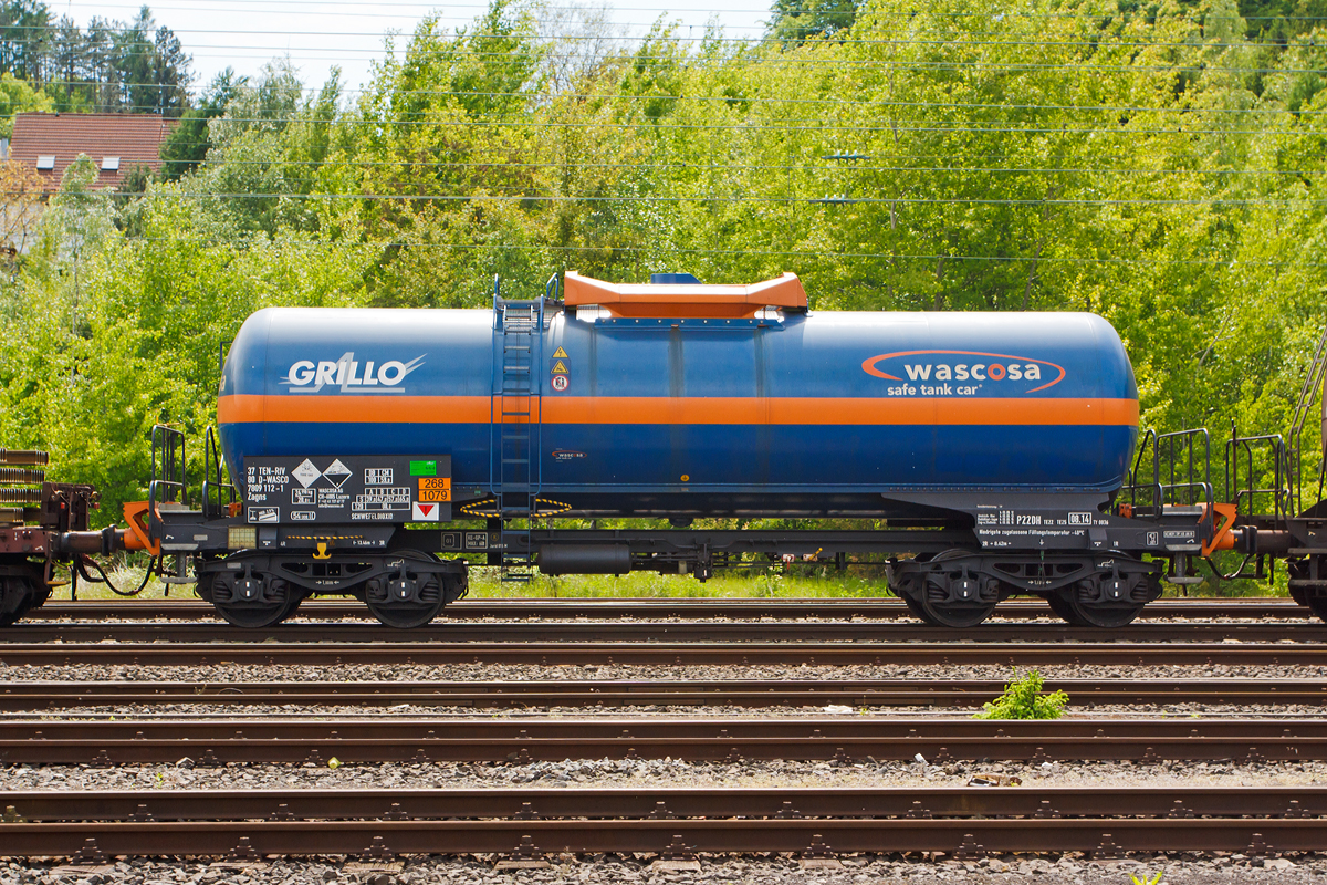 WASCOSA vierachsige Kesselwagen (54 m3) der Bauart Zagns (37 80 7809 112-1 D-WASCO) fr/beladen mit Schwefeldioxid (der Grillo-Werke AG), Gefahrgut-Nr. 268/1079, bei der Fahrt im Zugverbund am 17.05.2012 durch Betzdorf/Sieg.

Ausgefhrt als WASCOSA safe tank car. Die WASCOSA AG ist ein Schweizer Wagonvermieter.

Der WASCOSA safe tank car setzt einen neuen Sicherheits-Mastab im Transport von Gefahrgut auf der Schiene. Eine erste Serie des WASCOSA safe tank car wird fr den Transport von Schwefeldioxid eingesetzt. Mit seinen verschiedenen Sicherheitselementen und den optimierten bergangsbhnen an beiden Wagenenden verkrpert dieser Wagentyp den Gefahrgutkesselwagen der Zukunft. Gemeinsam mit dem Kunden, Gterwagen- und Komponentenherstellern, Know-how-Trgern der Crash- und Simulations-Technologie sowie nicht zuletzt dem deutschen Eisenbahn-Bundesamt wurde ein vllig neues Sicherheits- und Arbeitsschutzpaket entwickelt.

Zu den Sicherheitskomponenten gehrt zum Beispiel ein vllig neuer, zum Patent angemeldeter berrollschutz. Ein weiteres Sicherheitselement sind die aus dem Lokomotivbau stammenden EST Suprapuffer G2. Das nach neuesten Erkenntnissen optimierte Kraftniveau und Deformationsverhalten dieser Puffer schtzt den Wagen mit verstrktem Untergestell weit ber das im RID geforderte Ma hinaus.

Um grere Schden bei Entgleisungen zu vermeiden, ist der Wagen mit zwei mechanischen Entgleisungsdetektoren ausgerstet. Zustzlich ist der Kesselwagen mit vier Aufkletterschutz-Modulen Typ AC04 der Firma EST ausgerstet, welche bei einem Unfall das Aufklettern der Puffer eines Wagens ber die Puffer des benachbarten Wagens verhindern. Erstmals erfllt dieser vllig neu konzipierte berpufferungsschutz die RID-Sondervorschrift TE25 Absatz a), die nicht nur fordert, den Kesselboden vor dem Eindringen von aufkletternden Gegenpuffern zu schtzen, sondern das Entstehen von Aufklettern bereits in der Anfangsphase zu verhindern.

Zur Arbeitssicherheit trgt eine optimierte bergangsbhne mit durchgehend uneingeschrnkter Arbeitsgangbreite und zustzlichen Handgriffen am seitlichen Aufstieg bei. Wurde bei Neubau bisher nur ein Wagenende mit einer bergangsbhne ausgestattet, so bietet der WASCOSA safe tank car dem Betriebspersonal an beiden Wagenenden eine sichere bergangs- und Mitfahrmglichkeit.

Technische Daten:
Eigengewicht: 24.990 kg
Lnge ber Puffer: 13.460 mm
Drehzapfenabstand: 8.420 mm
Achsabstand im Drehgestell: 1.800 mm
Puffer EST Suprapuffer G2 - 100 MB
Drehgestelle: Y25 Lsd mit  K -Verbundsstoffbremsklotzsohlen
Radstze/Lagergehuse: BA 004/182
Bremse: KNORR KE-GP A
Hchstgeschwindigkeit: 120 km/h leer / 100 km/h beladen
Tankinhalt: 54 m3 (54.000 l)
Tankcode: P22DH, mit Sondervorschriften TE 22 und TE 25
P= Tank fr verflssigte oder unter Druck gelste Gase
22 = zutreffender Mindestprfdruck in bar
D = Tank mit obenliegenden ffnungen ohne ffnungen unterhalb des Flssigkeitsspiegels
H = luftdicht verschlossener Tank
Tankwerkstoff: Feinkornbaustahl P460 NL1