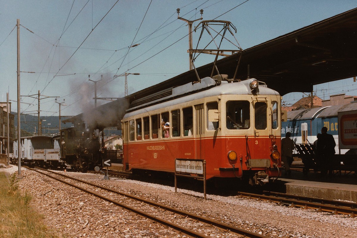 WB: Zufällige sowie sehr seltene Begegnung in Liestal Bahnhof im August 1984 zwischen einem Personenzug mit dem BDe 4/4 3 (1953) und einem Sondergüterzug mit der Dampflok 5  G. THOMMEN  (1902).
Foto: Walter Ruetsch