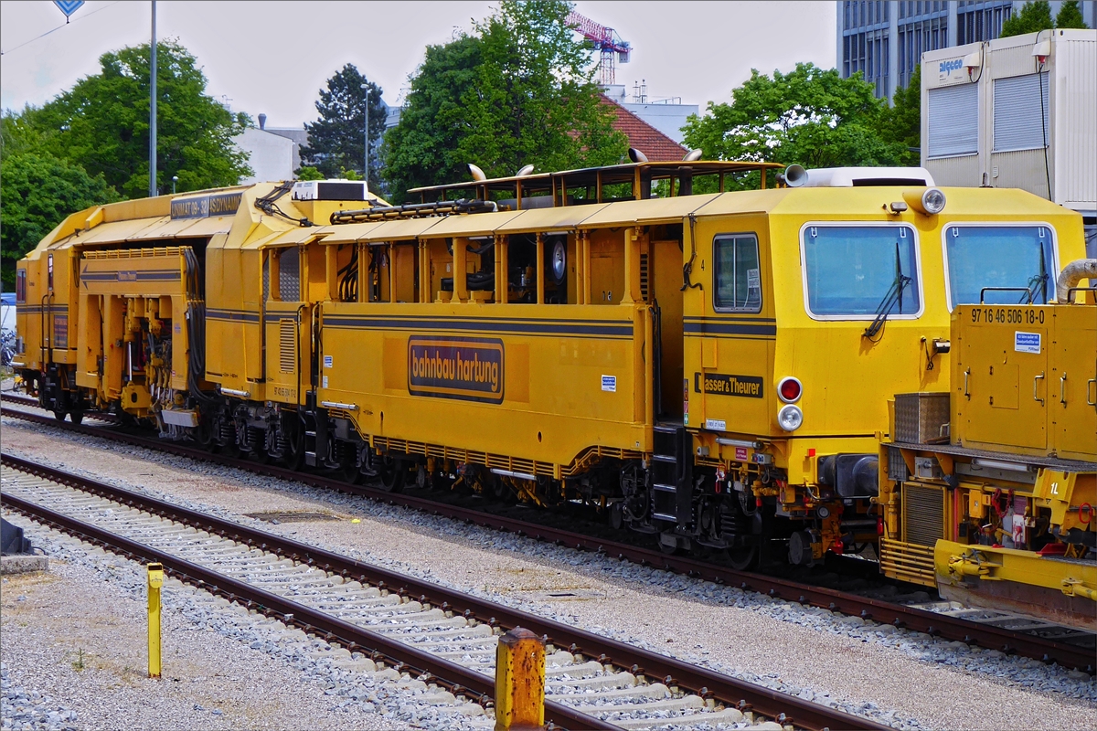 Weil der Hauptbahnhof von Mnchen wegen Bauarbeitenvon unserem Fernzug nicht angefahren wurde, war unser Umsteige Bahnhof auf der Fahrt nach Bozen in Mnchen Ost.

Schweres Nebenfahrzeug; Plasser & Theurer Schotterstopfmaschine, von bahnbau Hartung, Unimat 09-32 / 4S Dynamic, Nr. 97 43 55 504 17-2, abgestellt im Bahnhofsvorfeld des Bahnhofs Mnchen Ost. 14.05.2019 (Hans)