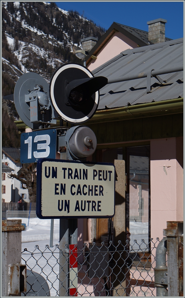 Weit weg von Paris und TGV - und doch bekannt, ja schon fast eine Redewendung:  Un Train peut cacher un autre  (ich möchte es mal so frei interpretieren: Hinter der einen  Gefahr  kann sich eine andere verstecken, also Achtung!)
Vallorcine, den 20. Feb. 2015