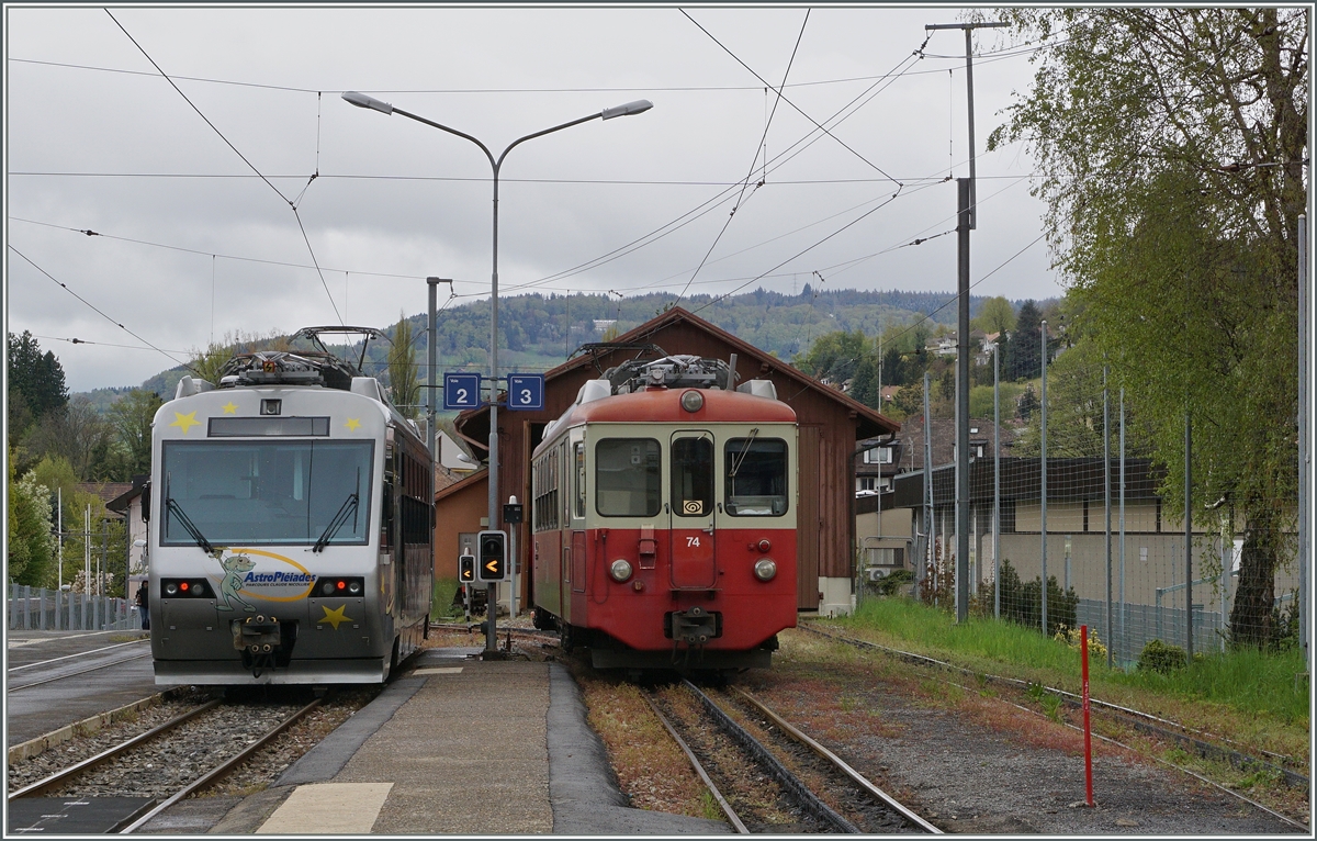 Welcher der beiden CEV Triebwagen wird wohl auf den Les Pléiades fahren?
CEV Beh 2/4 72 und BDeh 2/4 74 in Blonay am 1. Mai 2016.
 