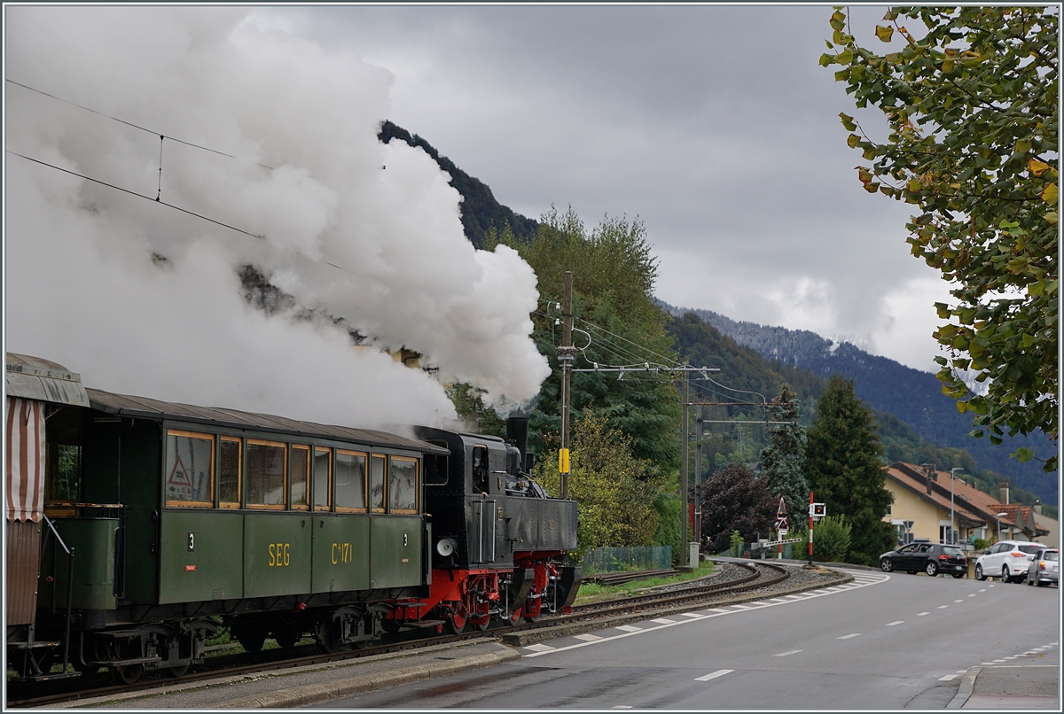 Wenn es kühl ist, zeigt die Dampflok erst so recht ihre schöne Dampf- und Rauchwolken... Die Blonay-Chamby G 2x 2/2 105 auf dem Weg nach Chamby. So von der Seite schräg hinten fotografiert vermittelt das Bild bereits einen Hauch vom nahenden Saison Ende. 

26. Sept. 2020