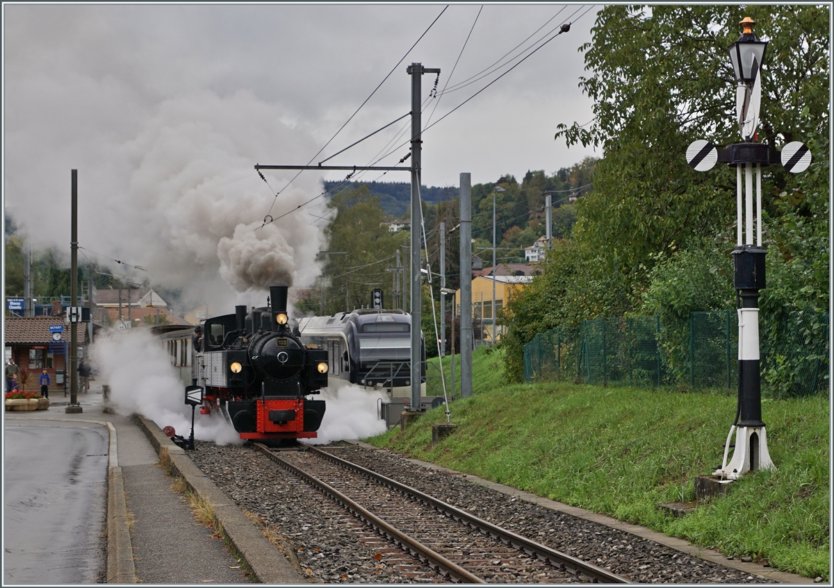 Wenn es kühl ist, zeigt die Dampflok erst so recht ihre schöne Dampf- und Rauchwolken... Die Blonay-Chamby G 2x 2/2 105 verlässt Blonay. 

26. Sept. 2020