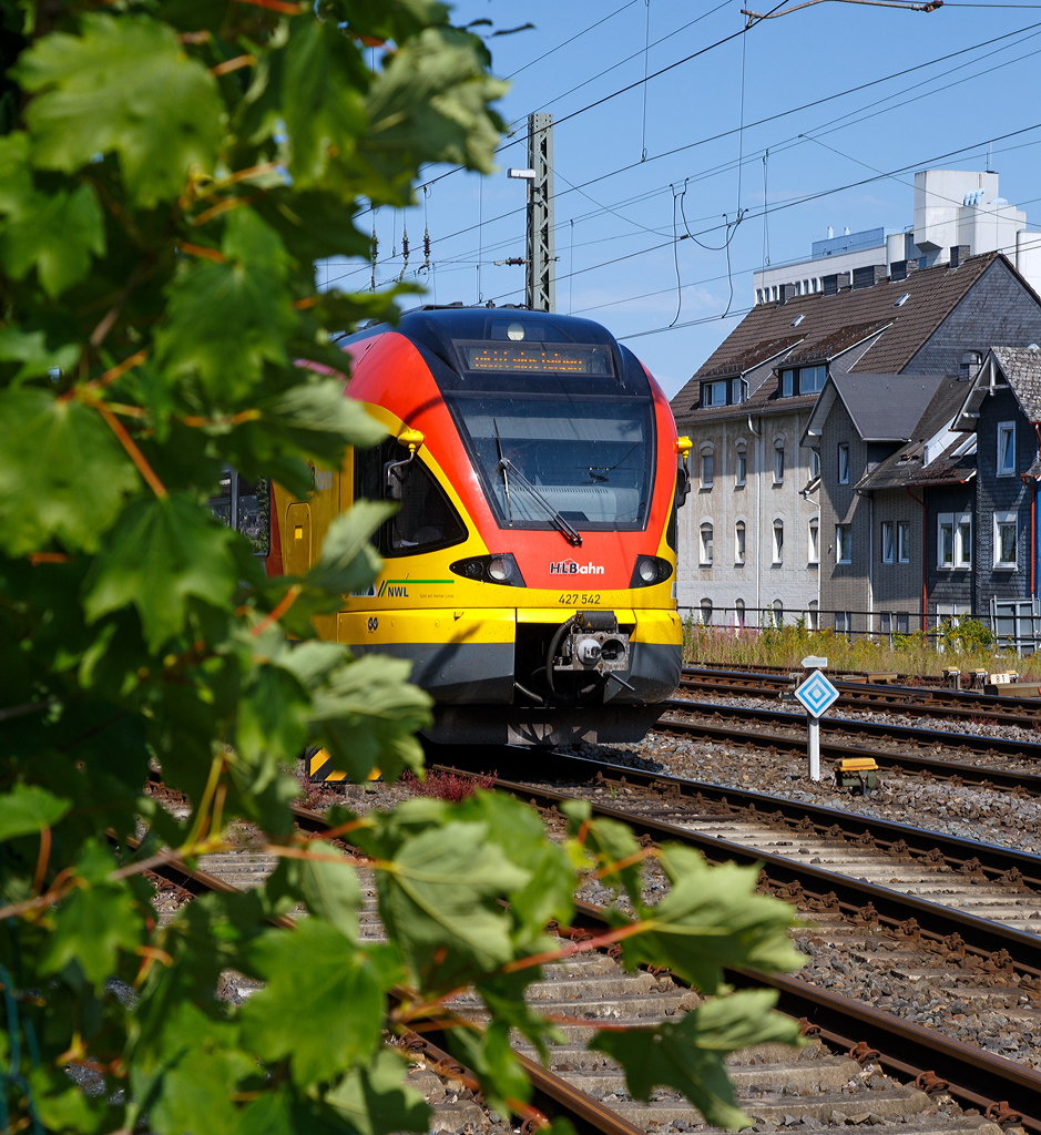 
Wer schaut da aus dem Gebüsch....
Es ist der 3-teilige Stadler Flirt 427 542 / 427 042 der HLB (Hessischen Landesbahn), der am 11.07.2015 beim Hbf Siegen rangiert.
Durch eine Lücke im Zaun konnte ich das Bild vom Gehweg aus machen.