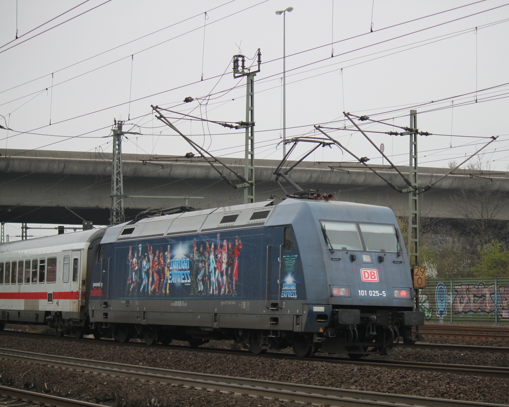 Werbelok 101 025 lies sich am 29.03.2014 in Hamburg blicken.