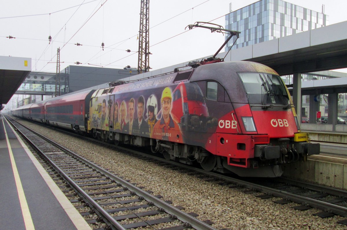 Werbetaurus 1116 153 schiebt ein RailJet aus Wels Hbf aus am 30 Dezember 2016.