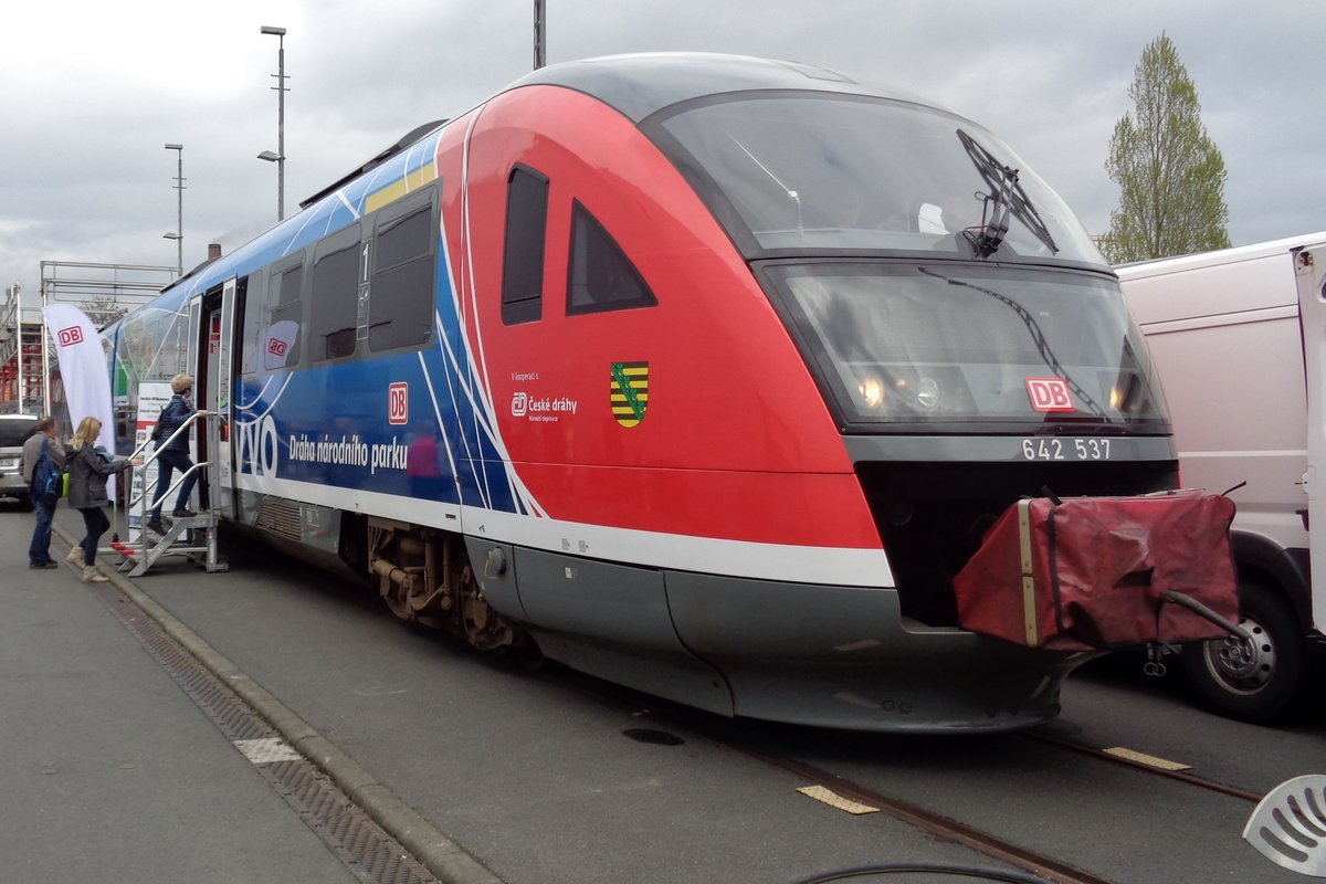 Werbetriebzug 642 537 steht am 9 April 2017 in Dresden-Altstadt.