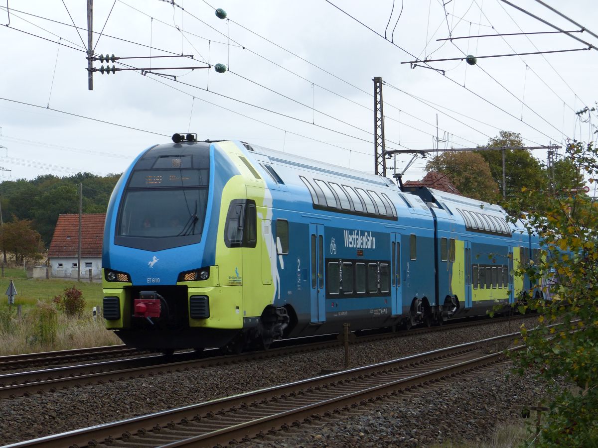 Westfalenbahn Stadler Kiss Triebzug ET 610, WFB 445 010 ( 94 80 0445 010-2 D-WFB ) Baujahr 2015. Velpe 28-09-2018.

Westfalenbahn Stadler Kiss treinstel ET 610, WFB 445 010 ( 94 80 0445 010-2 D-WFB ) bouwjaar 2015. Velpe 28-09-2018.