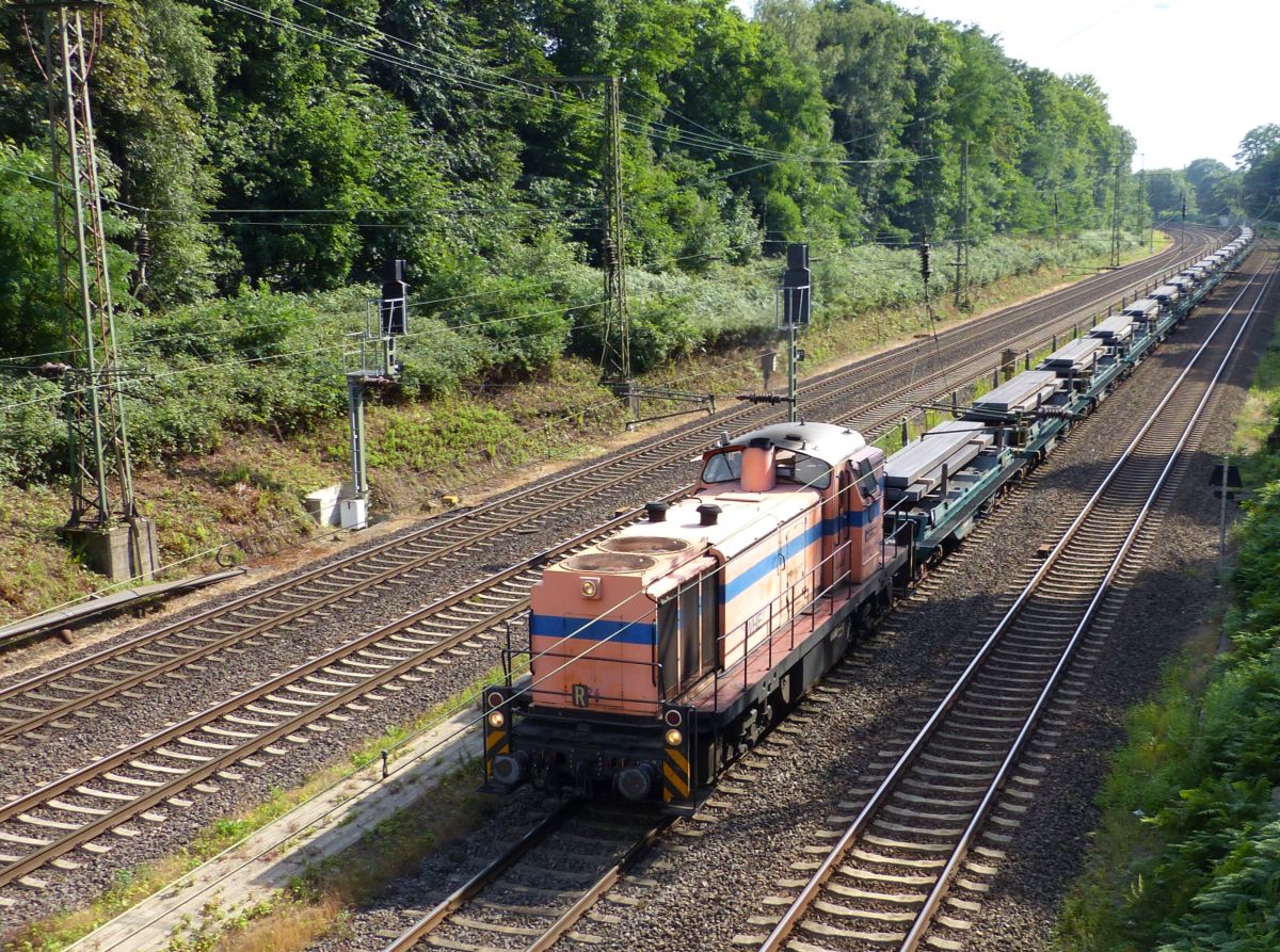 WHE (Wanne-Herner Eisenbahn) Diesellok 24 (NVR-nummer: 98 80 3291 964-5 D-WHE, Mak 1000778/1976 Typ G 1600 BB) Baujahr 1976. Abzweig Lotharstrasse, Aktienweg, Duisburg 13-07-2017.

WHE (Wanne-Herner Eisenbahn) dieselloc 24 (NVR-nummer: 98 80 3291 964-5 D-WHE, Mak 1000778/1976 Typ G 1600 BB) bouwjaar 1976. Abzweig Lotharstrasse, Aktienweg, Duisburg 13-07-2017.
