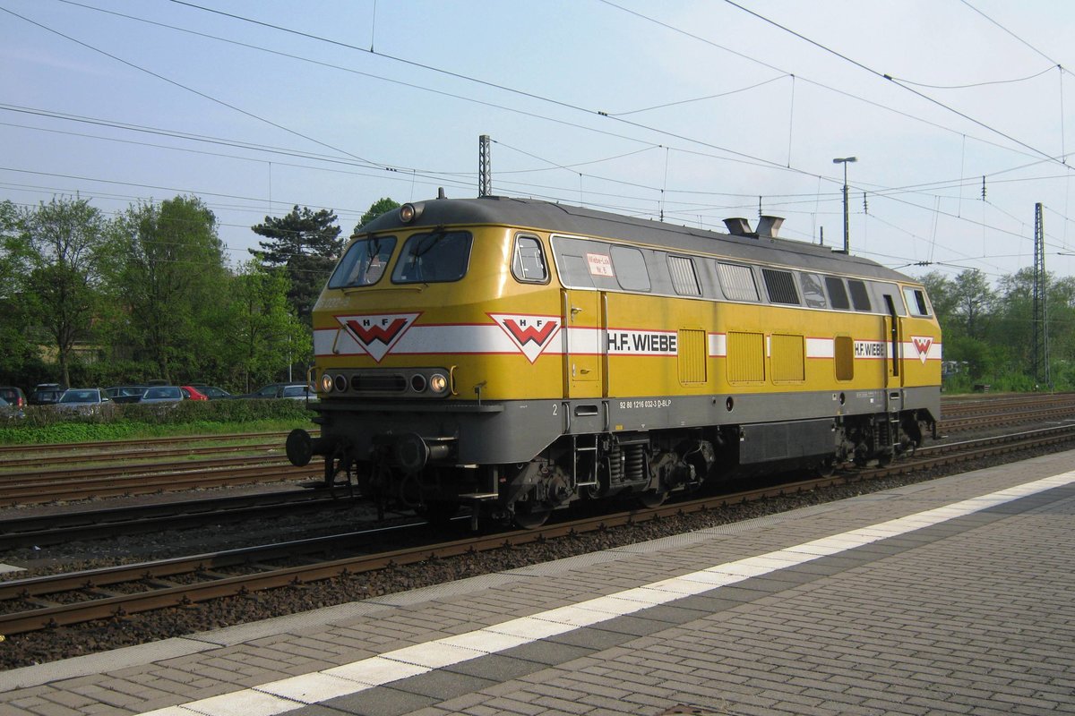 Wiebe 216 032 lauft um in Minden Hbf am 27 April 2011.