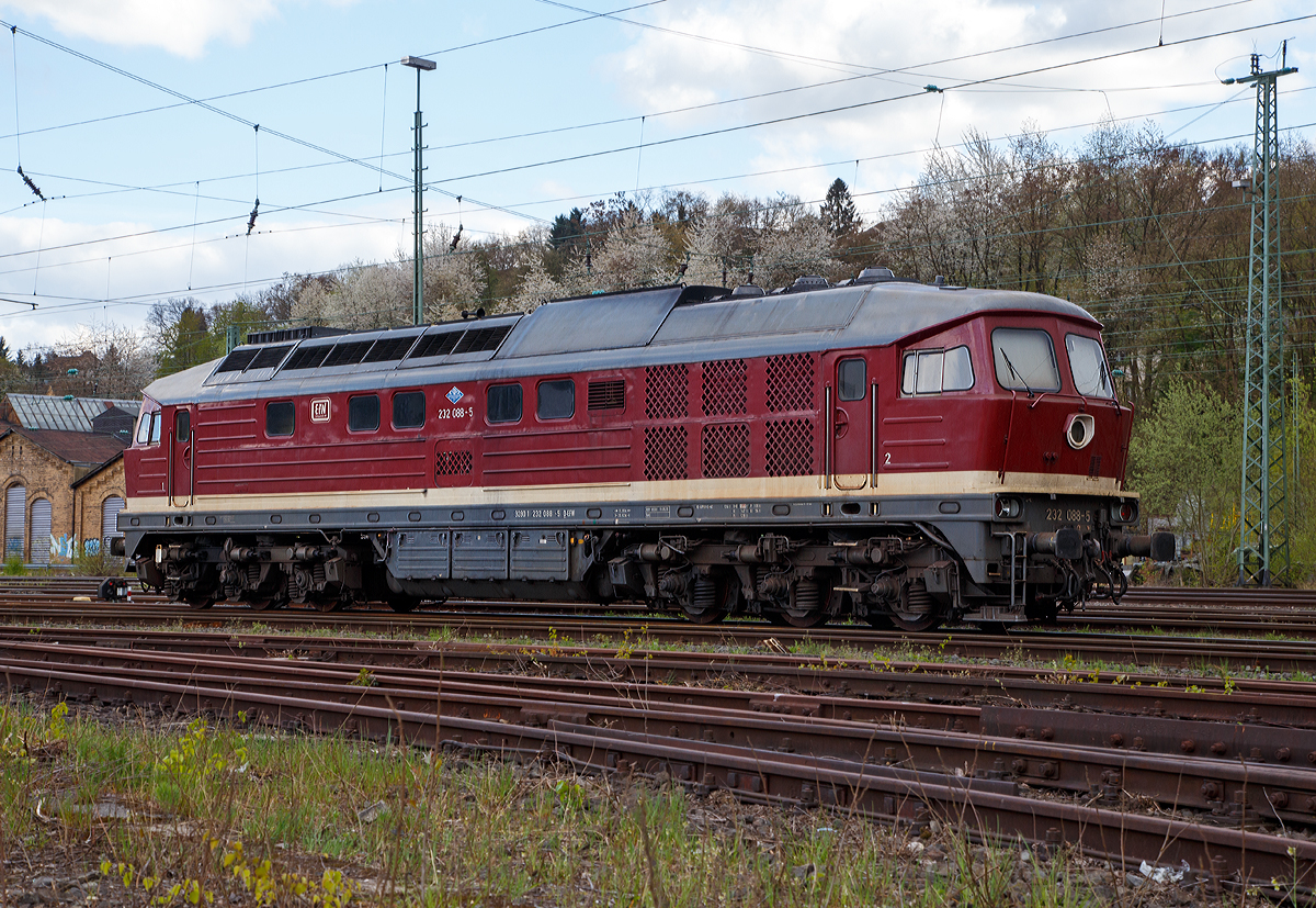 
Wieder in der DR-Farbgebung „bordeauxrot“....
Die  Ludmilla  232 088-5 (92 80 1232 088-5 D-EFW) der EfW-Verkehrsgesellschaft mbH, Frechen, ist am 23.04.2016 in Betzdorf/Sieg abgestellt.

Die ex DR V 300 wurde 1974 von LTS (Luhanskyj Teplowosobudiwnyj Sawod auch bekannt als Lokomotivfabrik Lugansk (ehemals Woroschilowgrad)) unter der Fabriknummer 0304 gebaut und als 132 088-6 an die Deutsche Reichsbahn (DR) geliefert.  Zum 01.01.1992 erfolgte die Umzeichnung in DR 232 088-5 und zum 01.01.1994 dann in DB 232 088-5. Die Ausmusterung bei der DB erfolgte zum 30.08.1998. Im August 2002 ging sie an die WAB - Westfälische Almetalbahn GmbH in Altenbeken  (als Nr. 30), bis sie im Januar 2004 an die EfW-Verkehrsgesellschaft mbH in Frechen ging. 

Die Diesellokomotiven der DR Baureihe 130 (DB 230), 131 (DB 231), 132 (DB 232, 233, 234, 241 und 754) und 142 (DB 242) wurden ab 1970 aus der damaligen Sowjetunion in die DDR importiert und bei der Deutschen Reichsbahn für den Personen- und Güterverkehr in Dienst gestellt. Die Baumuster wurden noch als V 300 auf der Leipziger Messe vorgestellt.

Von der Baureihenfamilie wurden zwischen 1970 und 1982 insgesamt 873 Stück in Dienst gestellt. Nach 1990 kam die unter Eisenbahnern ungebräuchliche Bezeichnung Ludmilla auf.

Die Baureihe 132 war universell einsetzbar, sowohl im hochwertigen Schnellverkehr als auch im schweren Güterzugdienst. Nebenstrecken mit weniger als 20 t Achslast konnte die BR 132 nicht befahren.

Die Leistung wird von einem direkteinspritzenden 16-Zylinder-Viertakt-Dieselmotor vom Typ Kolomna 5D49 bereitgestellt. Der Motor liefert mit Turbolader und Ladeluftkühler 2.200 kW (3.000 PS). Der Dieselmotor treibt außer der Licht- und Erregermaschine vor allem einen Drehstromhauptgenerator und einen Drehstromheizgenerator an.

Die Kraftübertragung erfolgt elektrisch. Der Traktionsstrom wird über eine Sechs-Wege-Gleichrichtung von 240 Dioden in Gleichstrom gewandelt. Die Leistungsregelung erfolgt über die Dieselmotordrehzahl und einen Thyristorfeldregler der Erregermaschine.

Technische Daten der BR 232:
Hersteller: LTS - Lokomotivfabrik Woroschilowgrad (heute Luhansk)
Spurweite: 1.435 mm (Normalspur)
Achsformel: Co’Co’
Länge über Puffer: 20.820 mm
Drehgestellachsstand: 1850 mm
Dienstgewicht: 124,7 t
Radsatzfahrmasse:  20,4 t 
Höchstgeschwindigkeit: 120 km/h
Stundenleistung: 2200 kW
Treibraddurchmesser: 	1050 mm
Motorentyp: Kolomna 5 D 49 /16 Tsch N 26/26
Leistungsübertragung: elektrisch
Tankinhalt: max. 6000 l
Anzahl der Fahrmotoren: 6
