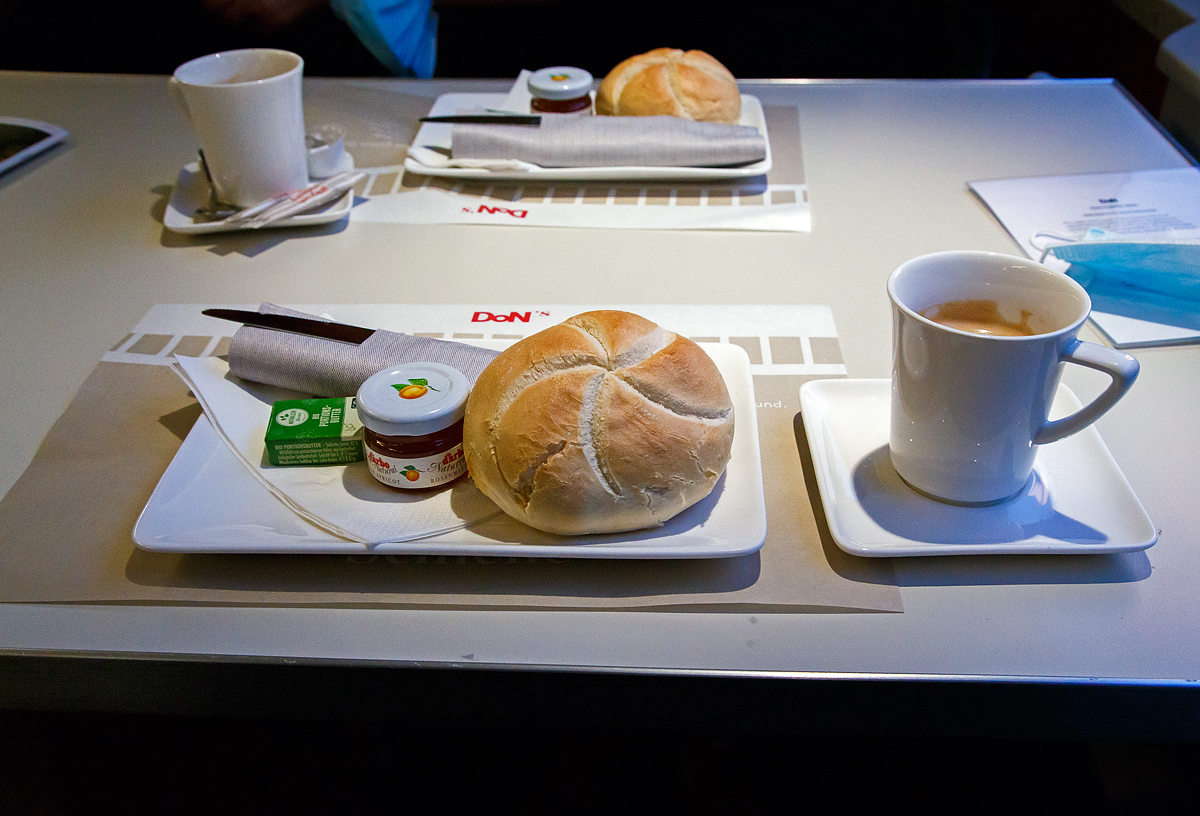 Wiener Frühstück (Kaisersemmel, BIO Butter, Marmelade, Kaffee) für 5,10 € im Speisewagen vom ÖBB EC 113 „Blauer Enzian“ von Frankfurt am Main Hbf nach Klagenfurt Hbf.
