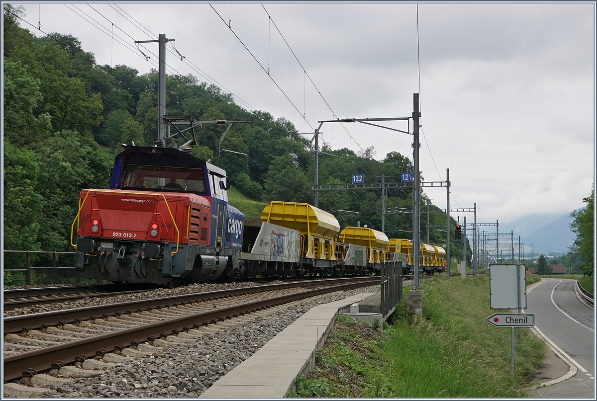 Will oder kann im Endbahnhof das Triebfahrzeug seinen Zug nicht umfahren, gibt es seit vielen Jahren die Möglichkeit, den Zug zu schieben. Im Reiseverkehr Gang und Gäbe, im Güterverkehr die grosse Ausnahme, fehlt doch der  Steuerwagen  bzw. die  Steuerleitung . Doch es gibt Ausnahmen: Zwischen Vevey und Rivaz wurde jahrelange ein  Sputnik  als  Steuerwagen  verwendet und wie dieses Bild zeigt, geht es auch ohne  Steuerwagen . Kurz nach St-Maurice schiebt die SBB Eem 923 013-7 als Zugfahrt ihren Güterzug in Richtung des Anschlussgleises bei Massongex, zwar sitzt der Lokführer in der  Maschine  doch die Strecke beobachtet wie auf dem Bild zu sehen, ein Streckenkundiger Bahn-Mitarbeiter. Der kurze Abschnitt vom Bahnhof von St-Maurice bis zur Streckentrennung im Hintergrund wird übrigens nicht nur von den  Nebenbahn -Zügen der Strecken nach St-Gingolph genutzt, sondern hauptsächlich auch von den zahlreichen Zügen der Simplonline Lausanne - Brig.

14. Mai 2020