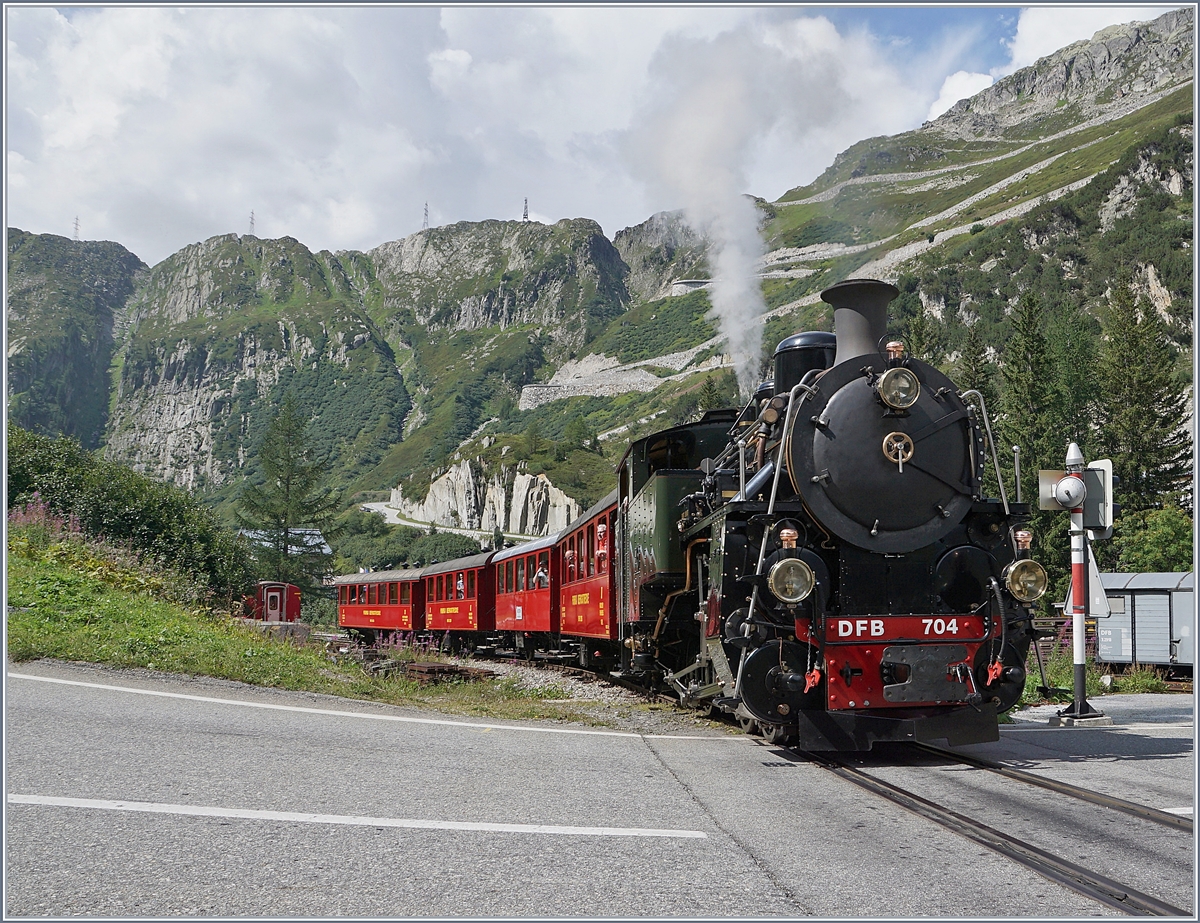  Wir feiern unsere HG 4/4 704  - Die H 4/4 704 verlsst mit einen Reisezug zur Station Furka den Bahnhof von Gletsch. Die Lok wurde 1923 von der SLM gebaut und nach Indochina geliefert, wo bis 1990 in Betrieb bzw. Remisiert war. 1990 gelang die Rckfhrung in die Schweiz und danach dank 48 000 Stunden Freiwilligenarbeit die Aufarbeitung und Wiederinbetriebnahme der Lok bei der DFB.

31. August 2019