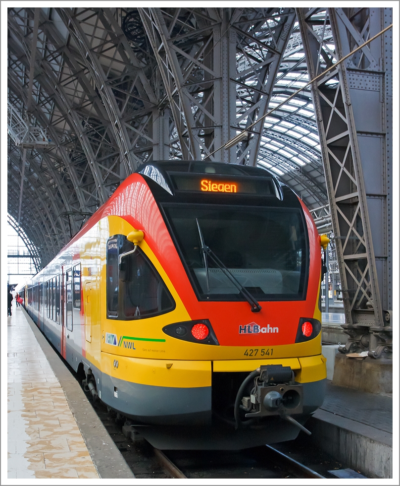 Wir sind gerade (am 07.12.2013)  mit ihm pünklich um 9:34 Uhr im  Hbf Frankfürt am Main angekommen, nun steht er wieder zur Abfahrt nach Siegen bereit. Der 3-teilige HLB FLIRT 427 541/ 427 041 gekuppelt mit dem 5-teiligen HLB FLIRT 429 043 / 429 543.