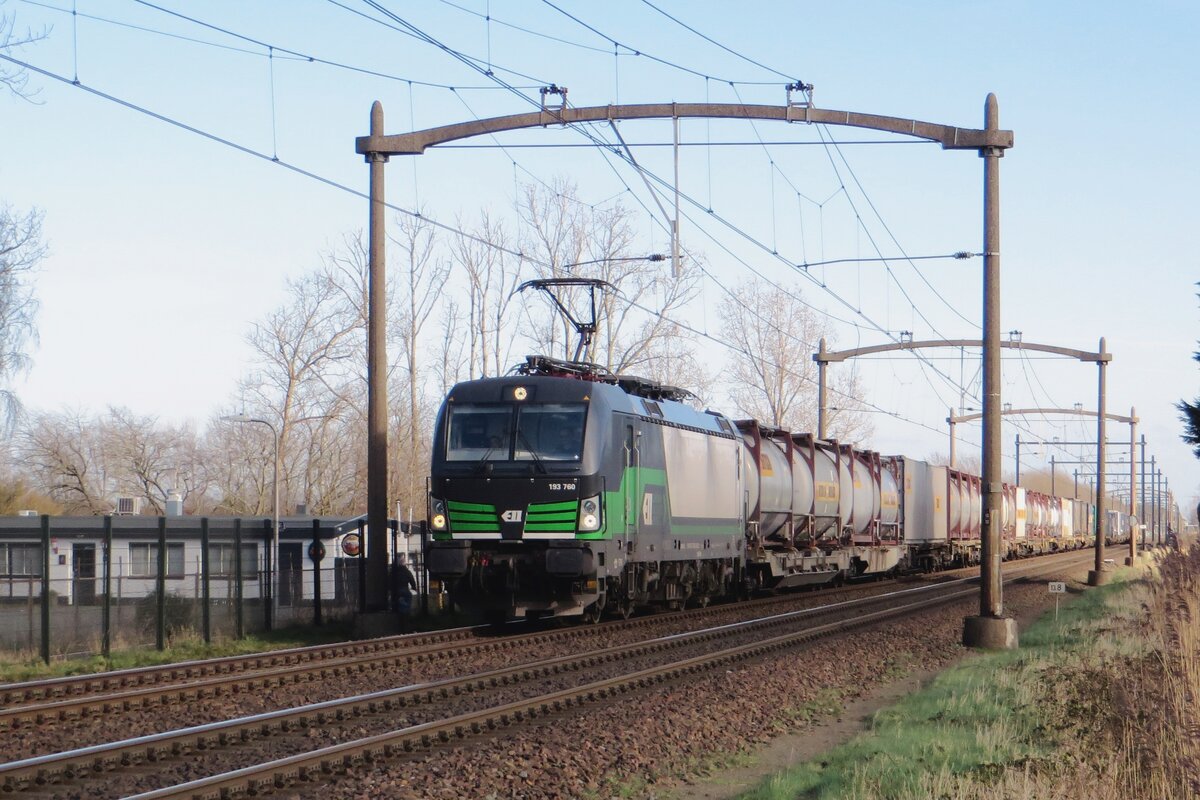 WLC 193 760 schleppt besondererweise ein SBB KLV durch Hulten am 23 Februari 2022.