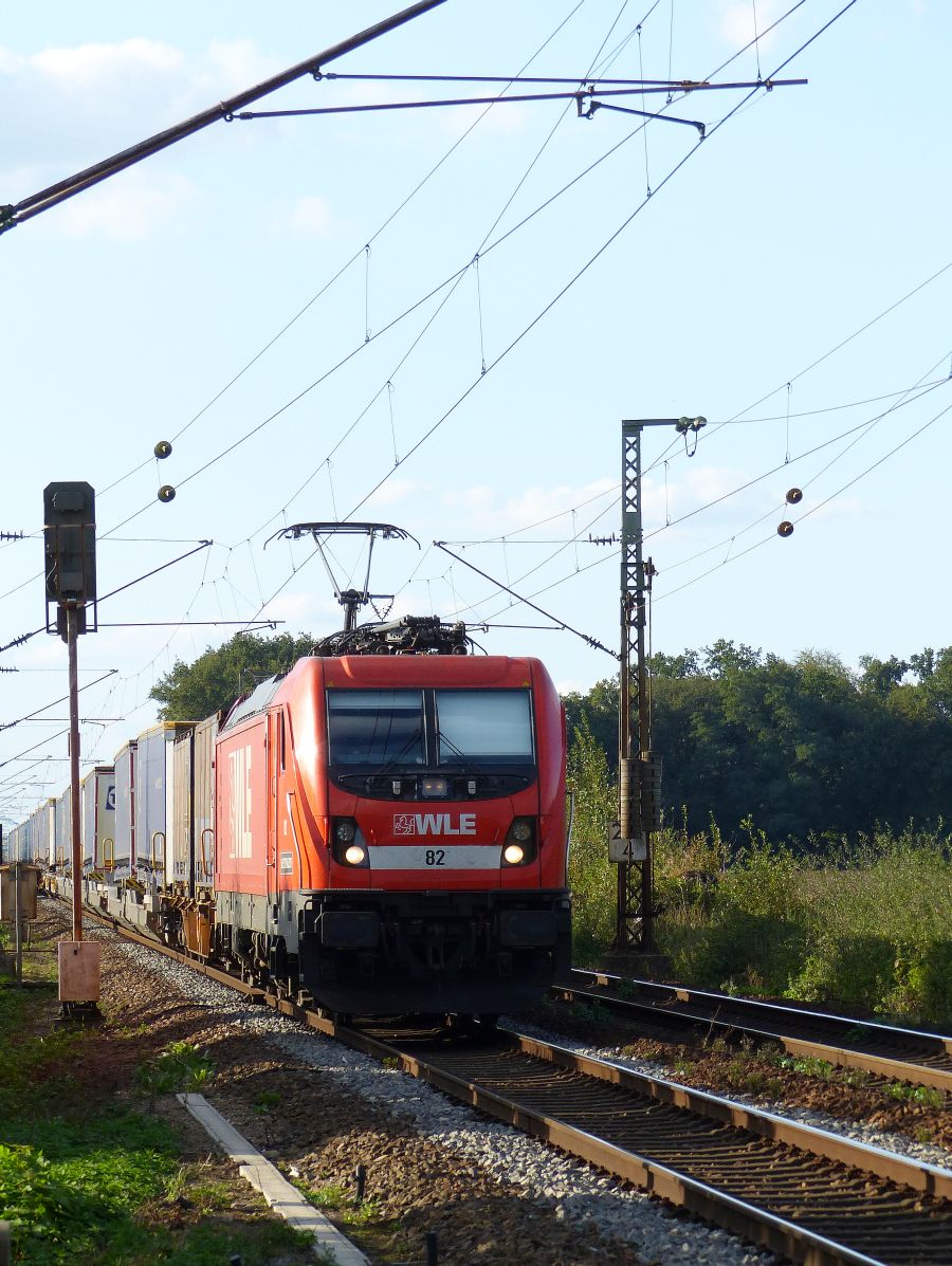 WLE (Westf�lische Landes-Eisenbahn GmbH) Lok 82 Bombardier Traxx AC3 F140 Baujahr 2015. Bahn�bergang Devesstra�e, Salzbergen 13-09-2018

WLE (Westf�lische Landes-Eisenbahn GmbH) loc 82 Bombardier Traxx AC3 F140 bouwjaar 2015. Overweg Devesstra�e, Salzbergen 13-09-2018.