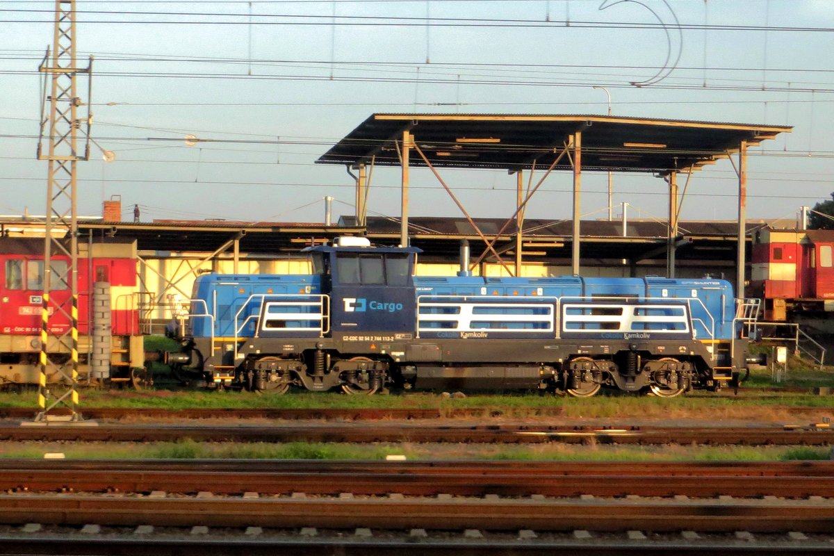 Wo einst eine Reihe ausgemsterte Diesellokis 730 stand, steht nr der neue von CD Cargo: 744 113 geniesst die Sonne in Breclav an 21 September 2020.