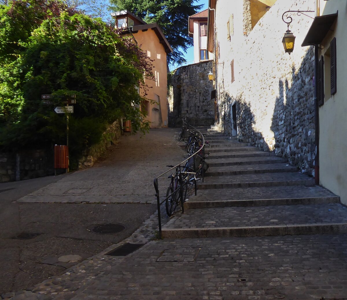 Wo dieser steile Weg wohl hinführt?, gesehen bei einem Spaziergang durch die Altstadt von Annecy. 09.2022
