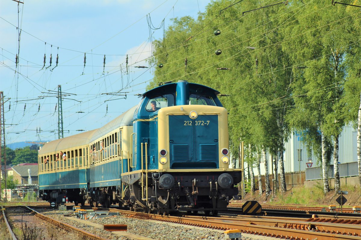 Wohl einer der besten Dinge dieses Tages :)

Die V100 West (212 372-7) des DB Musums Koblenz als Sonderzug durch Kreuztal. Das Bild entstand am 27. August, der Zug fuhr die Leistung Siegen - Kreuztal und zurück.