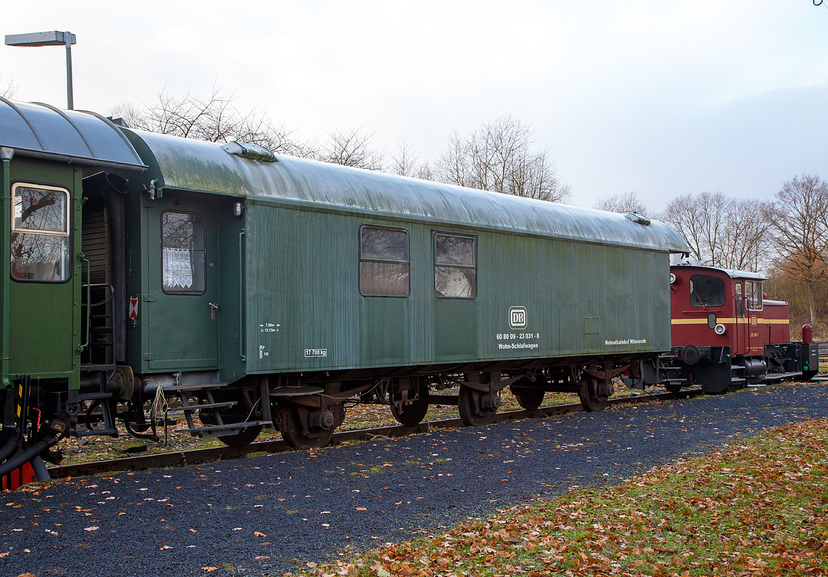 
Wohn-Schlafwagen 60 80 09 - 23 031 - 8 , ein ex B3yg-Wagen, als Denkmal-Wagen beim Bahnhof Wilsenroth am 02.12.2016. 

Zuletzt war der Wohn-/Schlafwagen 60 80 09-23 031-8 bei den Bahnen der Stadt Monheim (BSM) im Einsatz.

Entstanden ist dieser Wagen durch Umbau aus einem 3-achsigen DB-Umbau-Wagen der Bauart B3yg, welche 1954 bis 1960 aus alten Fahrgestellen von Reisezugwagen der Länderbahnen (Vorkriegswagen) und neuen Wagenkastenaufbauten entstanden sind.

Technische Daten
Länge über Puffer: 13.130 mm
Achsabstand 2 x 3.750 mm = 7.500 mm
Eigengewicht: 17.700kg
Höchstgeschwindigkeit: 100 km/h