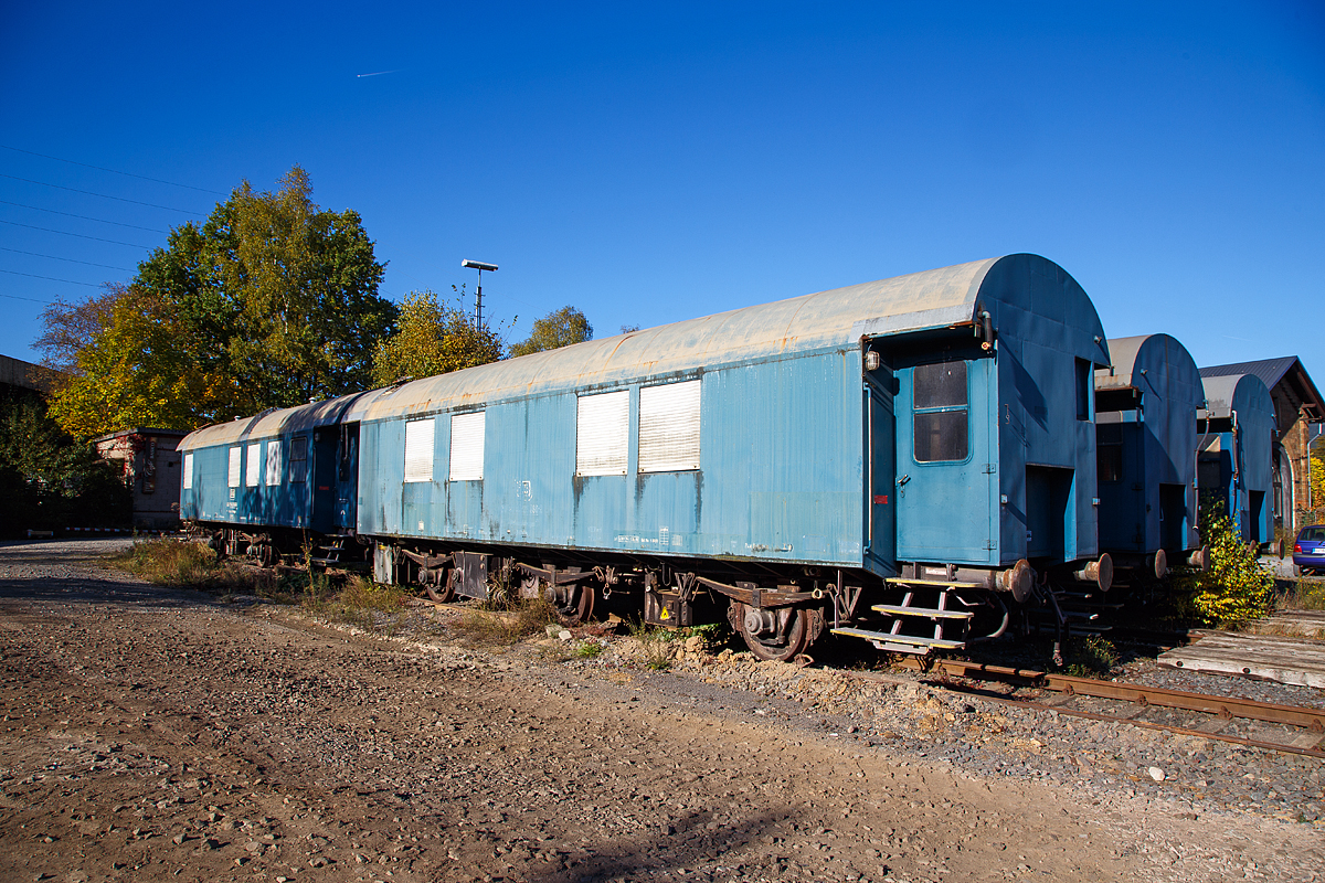 
Wohnschlafwagen 423 (Bauart 423) 60 80 99-25 468-2 der DB Netze (BD Karlsruhe / BFON Karlsruhe), abgestellt am 16.10.2016 in Kreuztal.

Entstanden ist dieser Wagen durch Umbau aus einem 3-achsigen DB-Umbau-Wagen der Bauart 3yg, welche 1954 bis 1960 aus alten Fahrgestellen von Reisezugwagen der Länderbahnen (Vorkriegswagen) und neuen Wagenkastenaufbauten entstanden sind.

Technische Daten:
Spurweite: 1.435 mm (Normalspur)
Länge über Puffer: 13.300 mm
Achsabstand:  2 x 3.750 mm = 7.500 mm
Eigengewicht: 18.200 kg
Höchstgeschwindigkeit: 100 km/h (reduziert auf 80 km/h laut Betriebliche Sonderbehandlung)