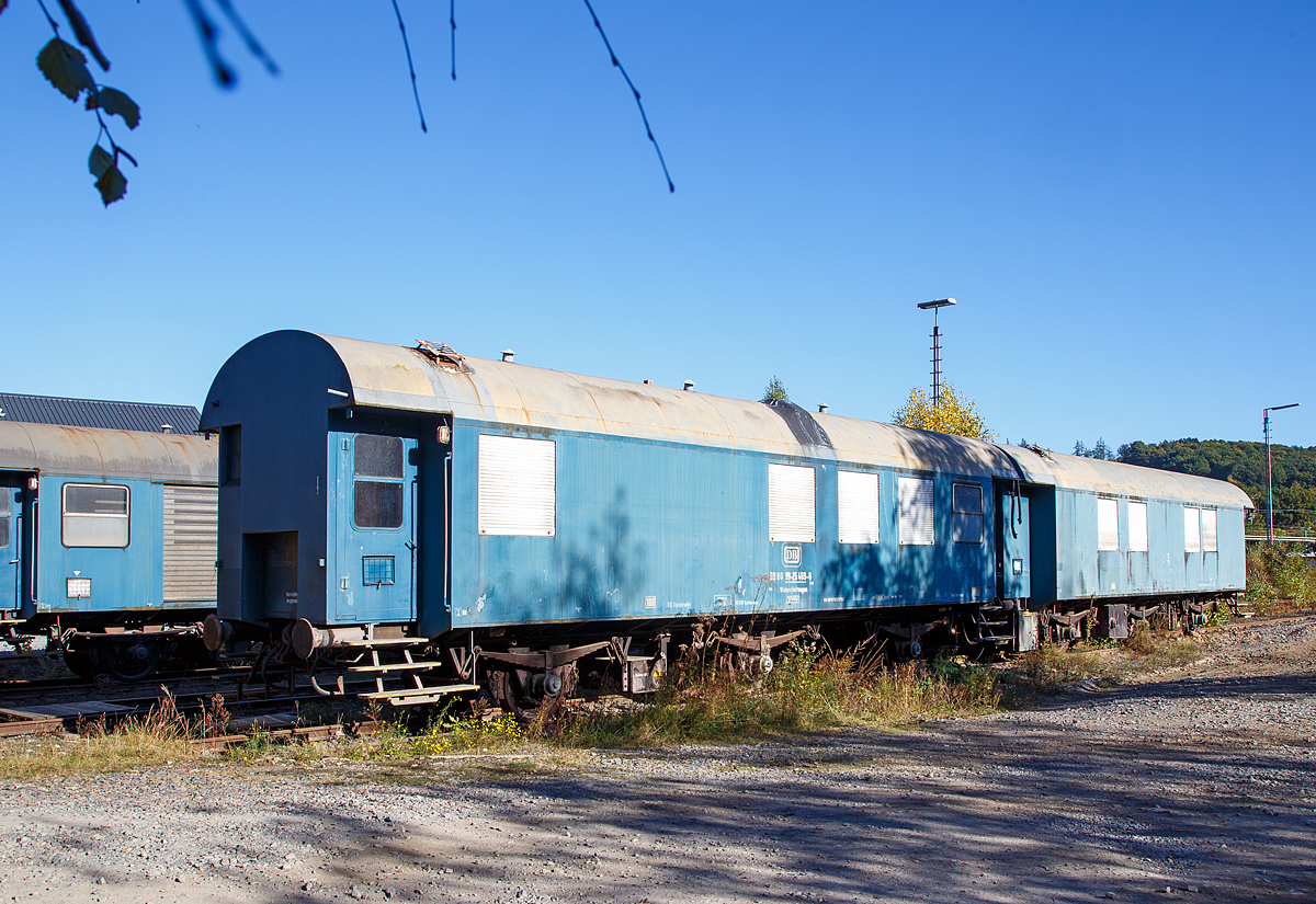 
Wohnschlafwagen 423 (Bauart 430) 60 80 99-25 765-1 der DB Netze (GB Bahnbau BNO Karlsruhe), abgestellt am 16.11.2013 in Kreuztal.

Entstanden ist dieser Wagen durch Umbau aus einem 3-achsigen DB-Umbau-Wagen der Bauart 3yg, welche 1954 bis 1960 aus alten Fahrgestellen von Reisezugwagen der Länderbahnen (Vorkriegswagen) und neuen Wagenkastenaufbauten entstanden sind.

Technische Daten
Länge über Puffer: 13.300 mm
Achsabstand 2 x 3.750 mm = 7.500 mm
Eigengewicht: 18.500kg
Höchstgeschwindigkeit: 100 km/h (reduziert auf 80 km/h laut Betriebliche Sonderbehandlung) 